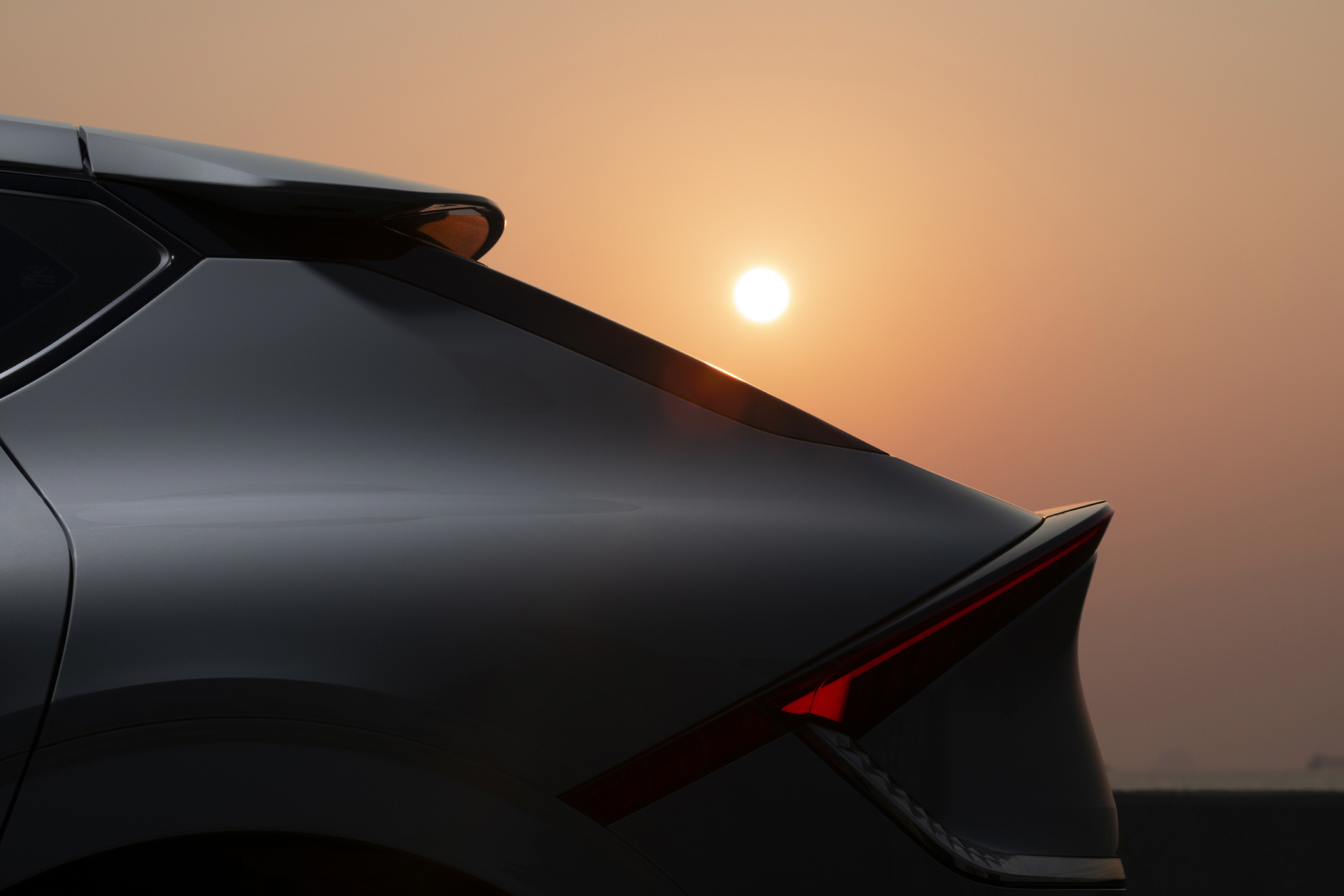 Sun down, lights up. It's time for EV6 to shine.