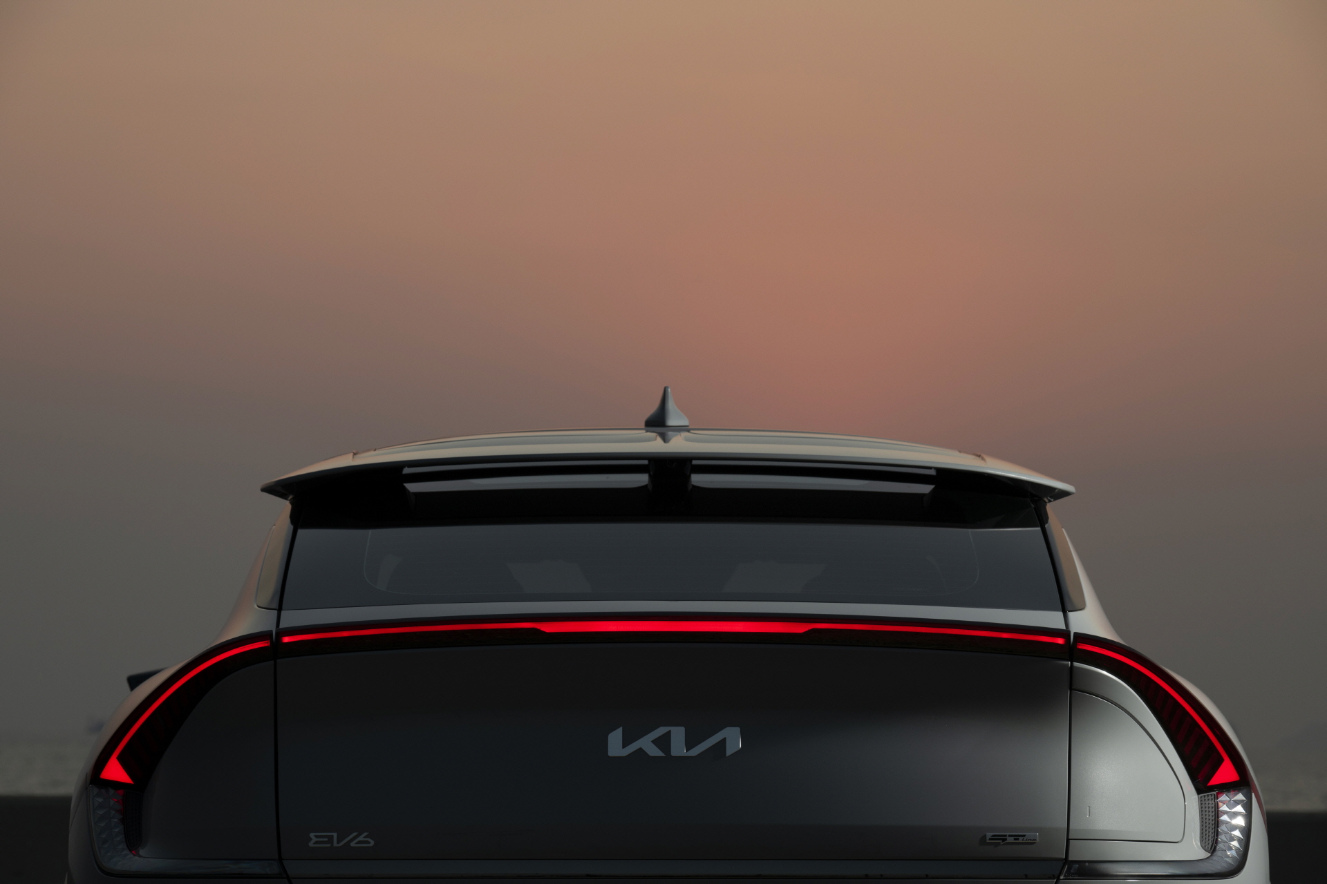 Sun down, lights up. It's time for EV6 to shine.