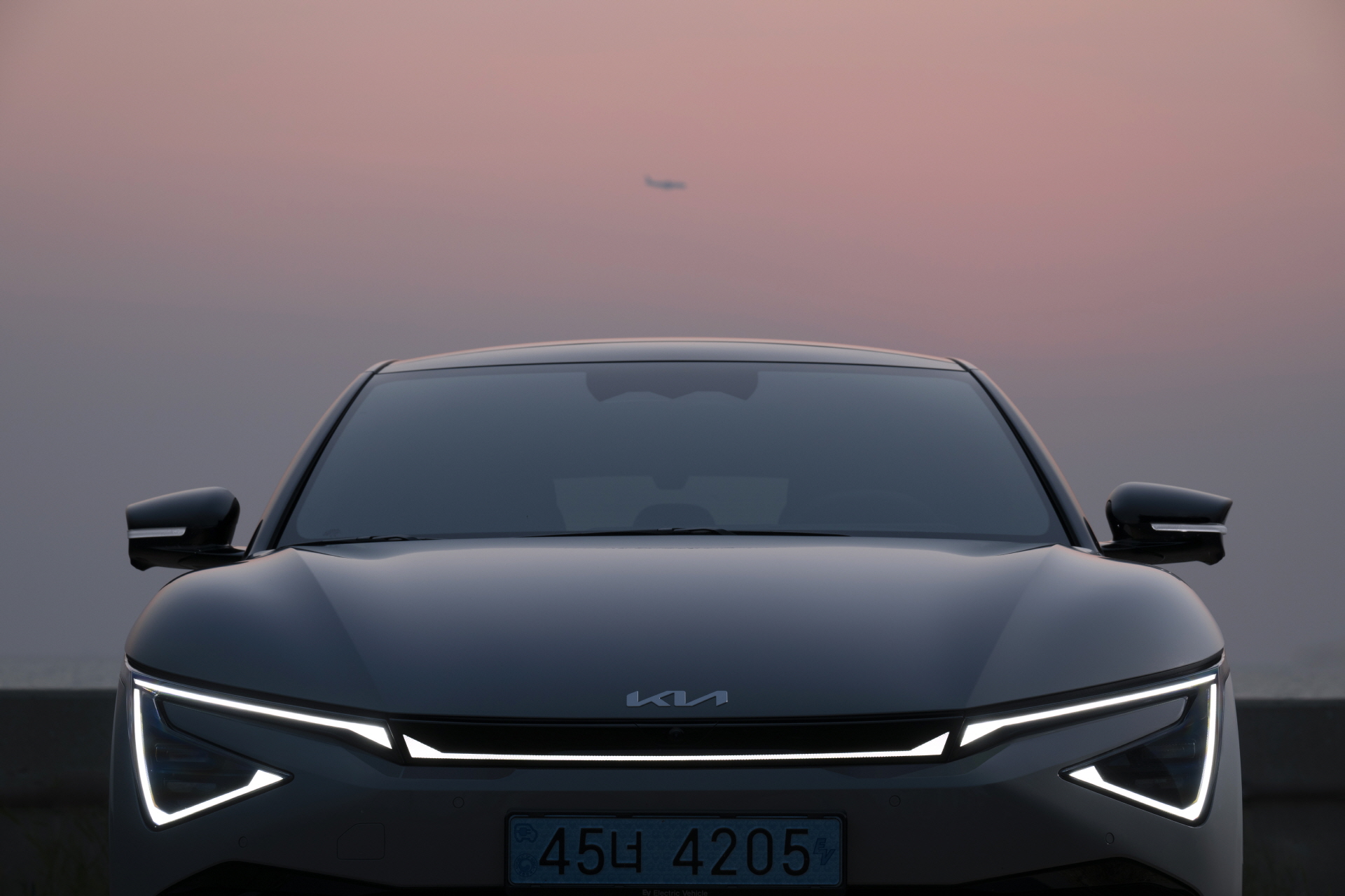 Sun down, lights up. It's time for EV6 to shine.