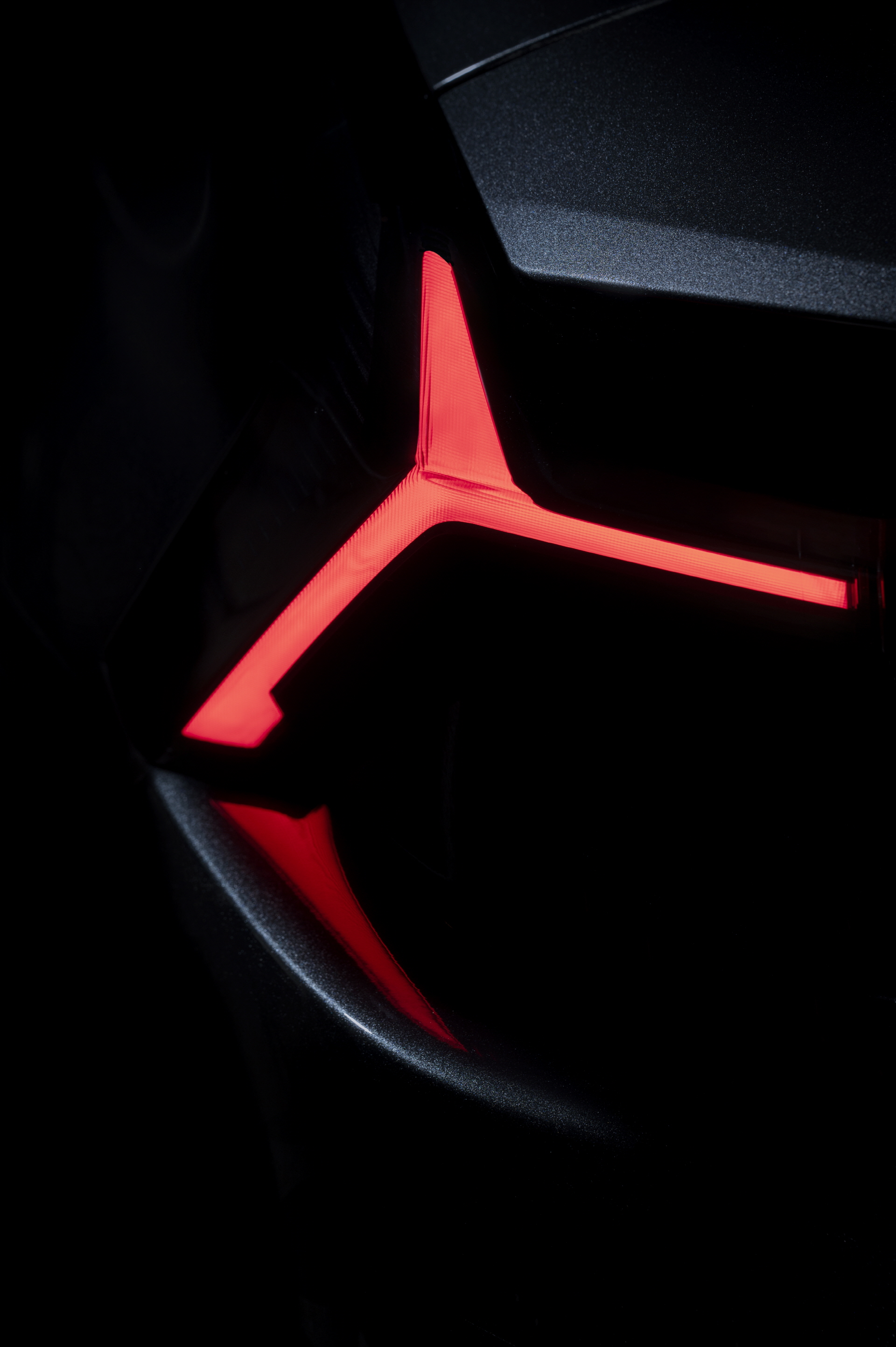 바쁜 일상의 끝, 도심 속 조용히 빛나는 불빛을 바라보며 나만의 시간을 가져보세요_후미등