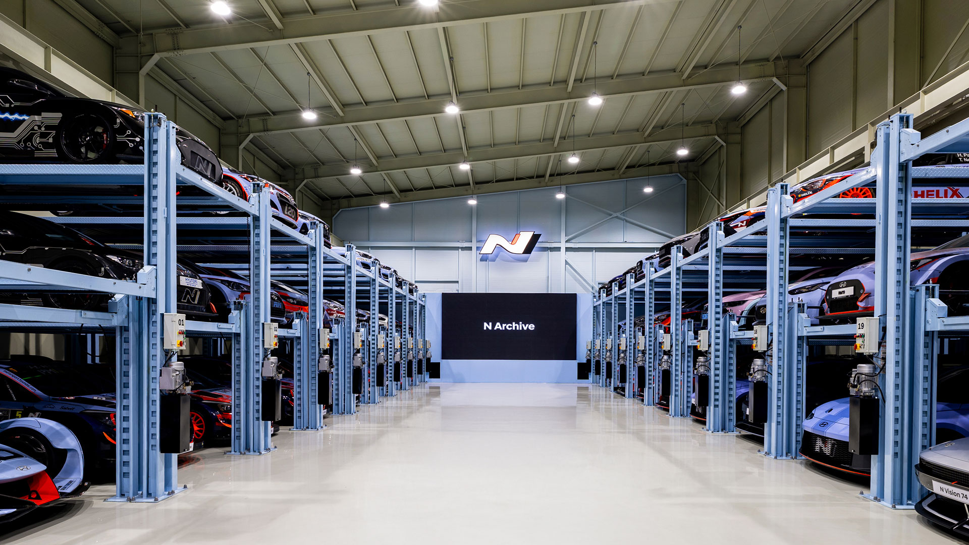 N 아카이브에 역대 N 차량들이 보관돼 있는 모습