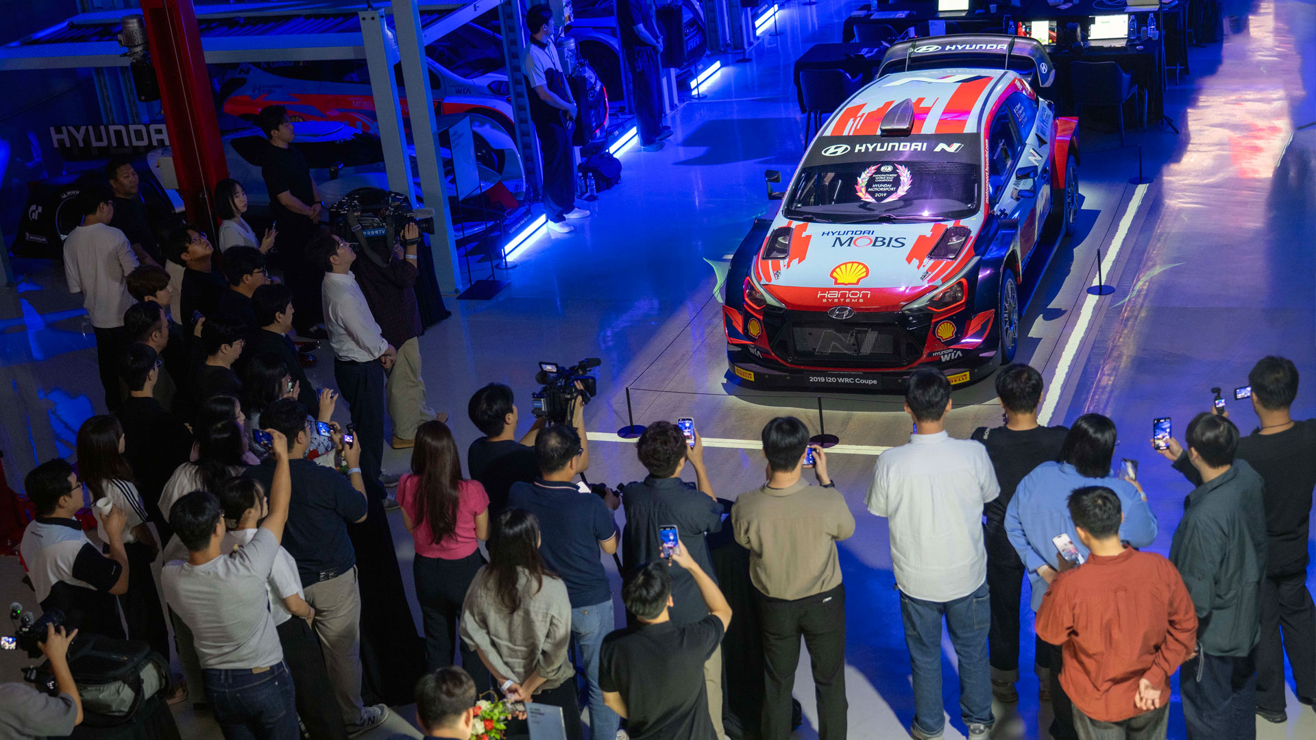 고성능 브랜드 N 출범 10주년 기념식에서 2019 i20 WRC Coupe 차량을 프로젝션 맵핑 시연하는 모습