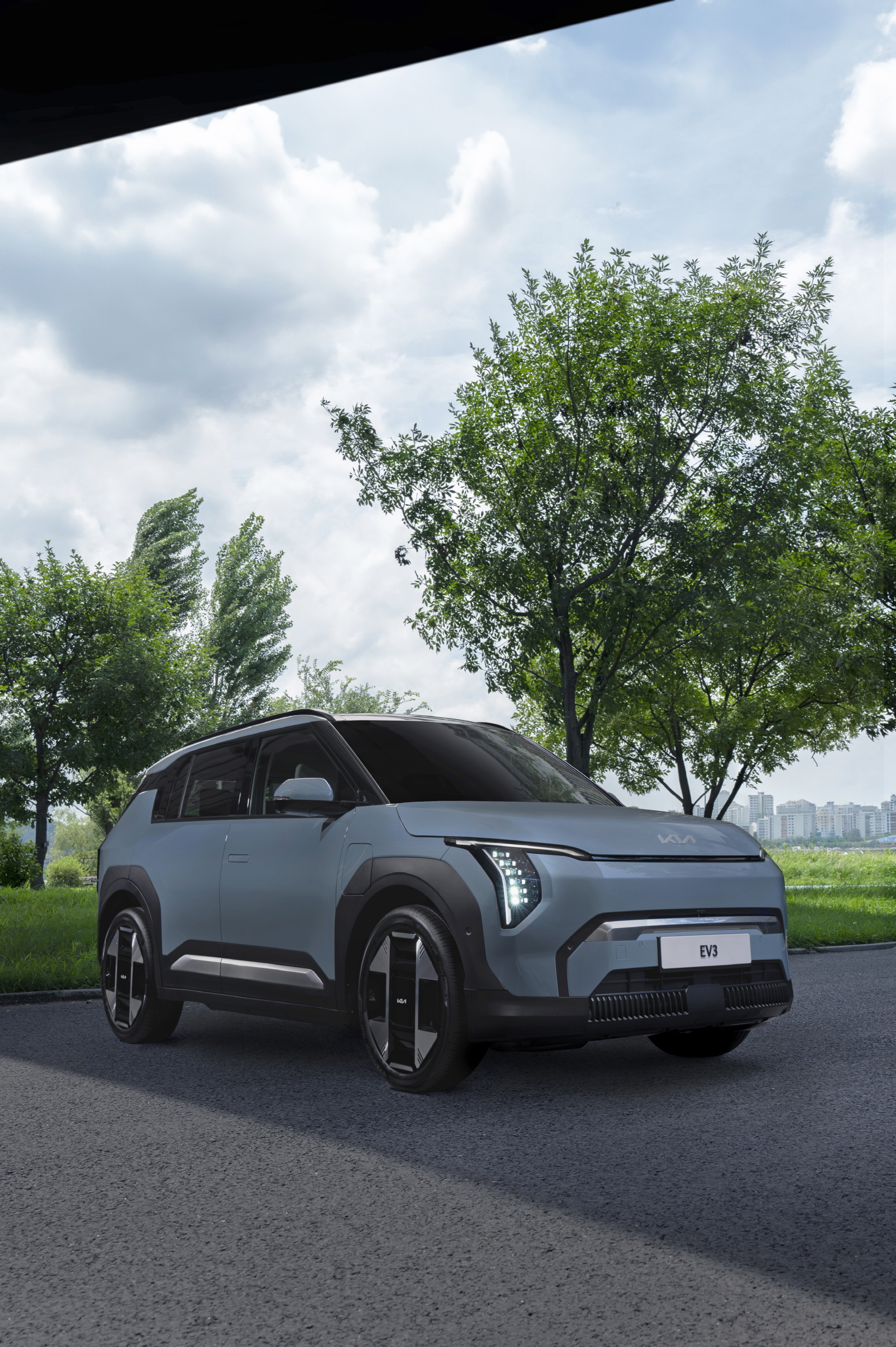 드라이브 속에 스며든 자유로움, EV3와 함께 고요한 휴식을 누려보세요_EV3 정측면