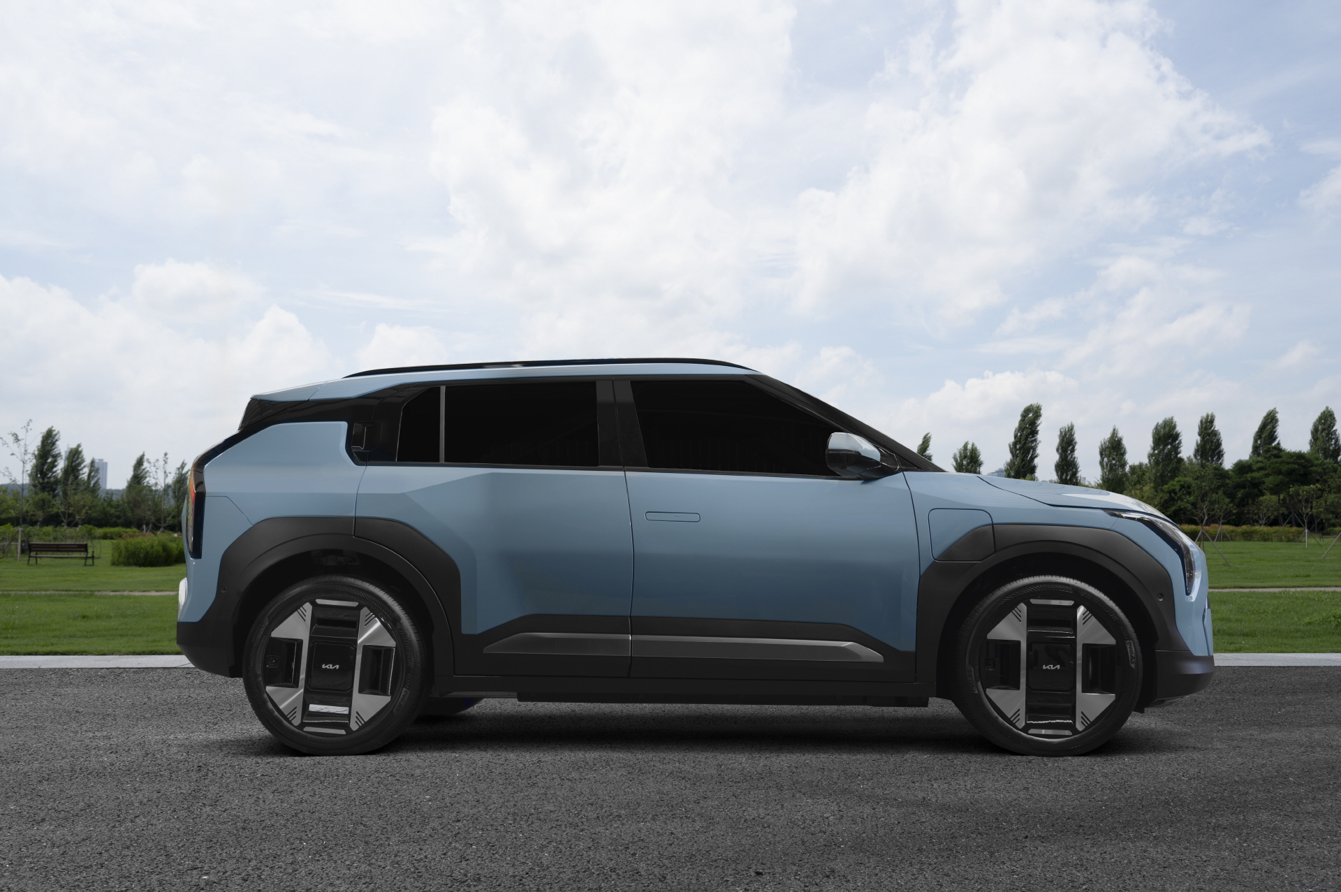 드라이브 속에 스며든 자유로움, EV3와 함께 고요한 휴식을 누려보세요_EV3 측면