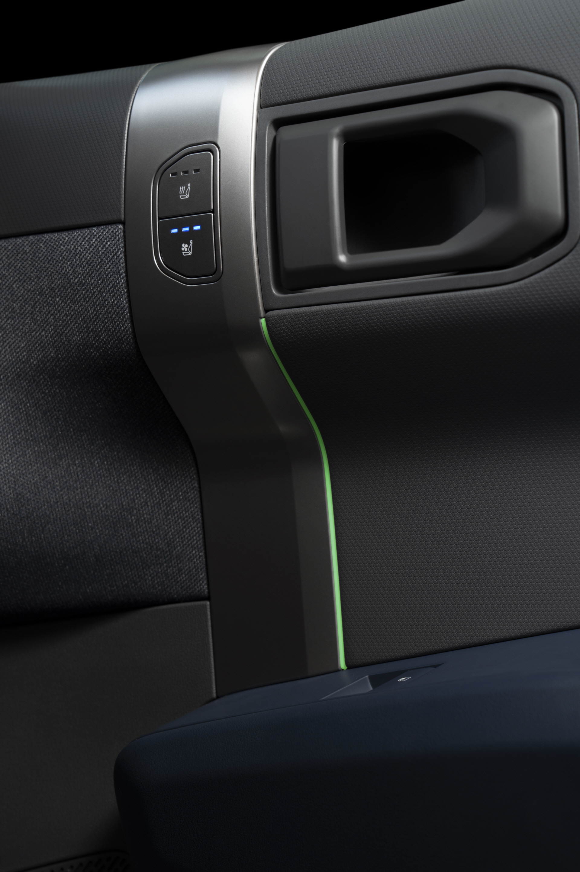 드라이브 속에 스며든 자유로움, EV3와 함께 고요한 휴식을 누려보세요_EV3 시트버튼