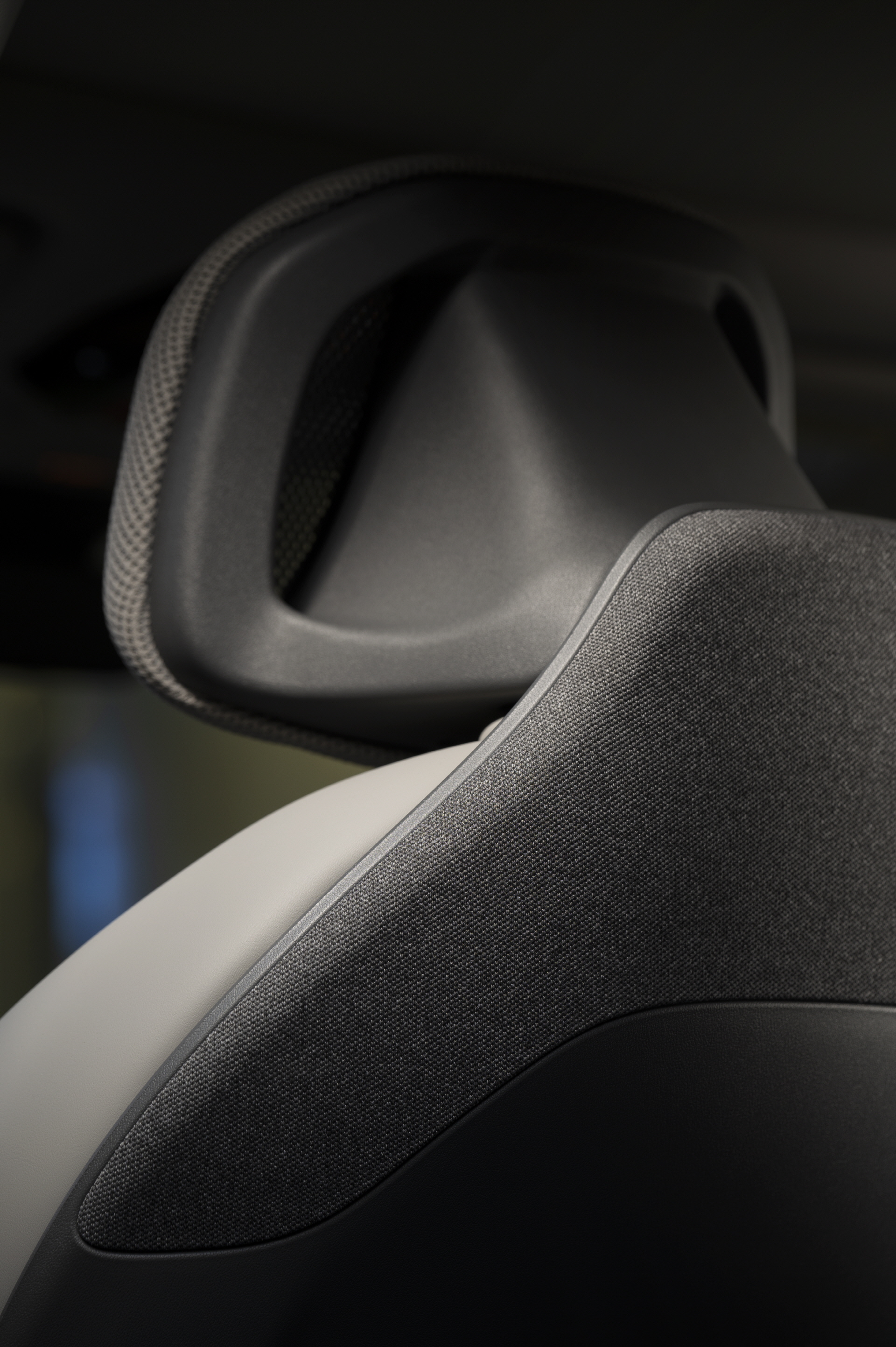 드라이브 속에 스며든 자유로움, EV3와 함께 고요한 휴식을 누려보세요_EV3 헤드레스트