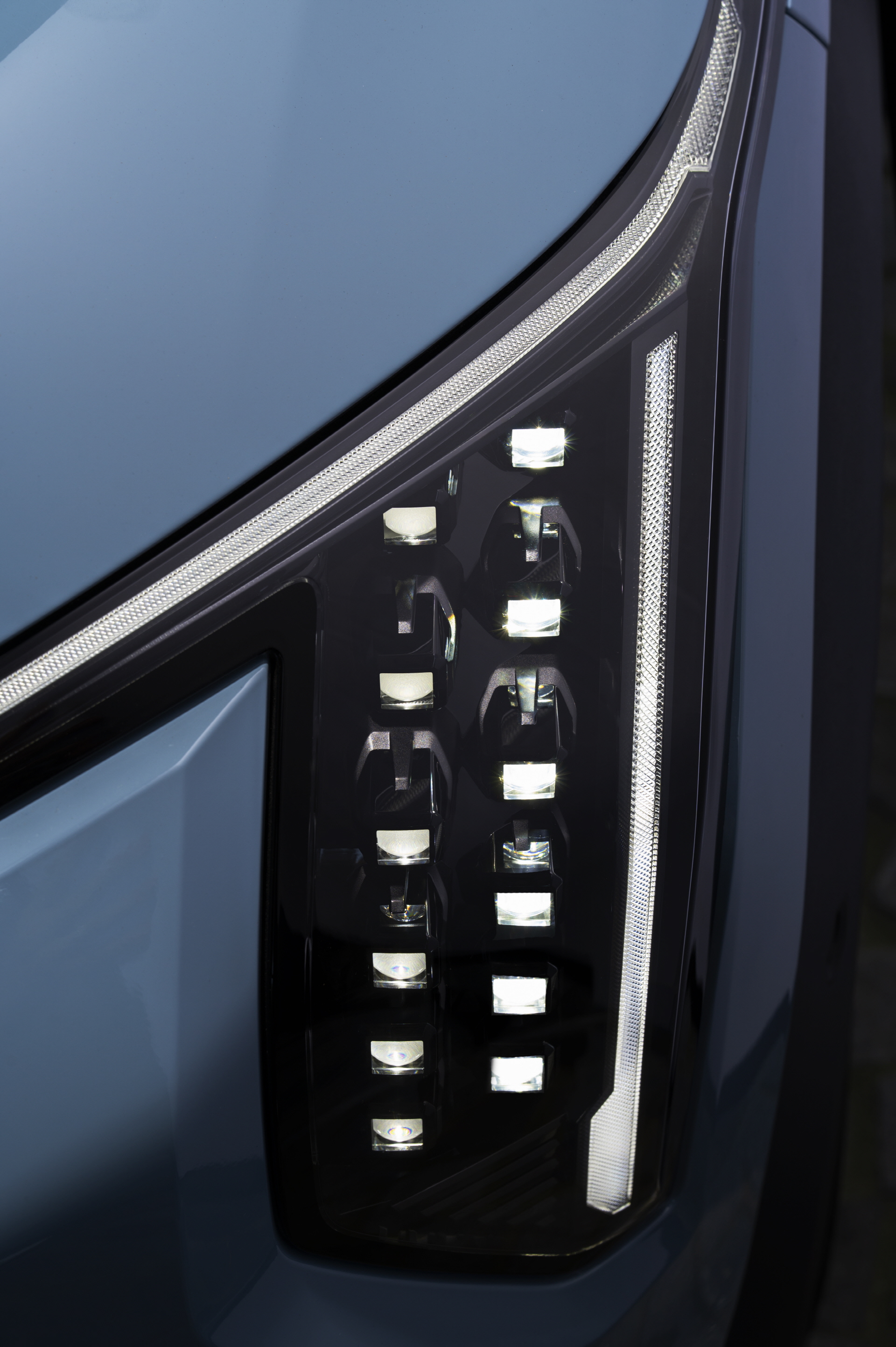 드라이브 속에 스며든 자유로움, EV3와 함께 고요한 휴식을 누려보세요_EV3 헤드램프