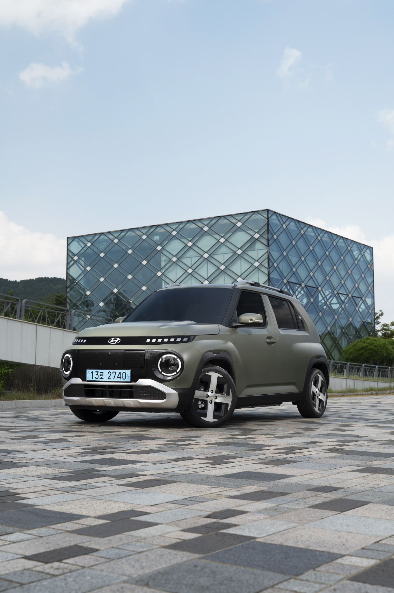 가을 햇살이 부드럽게 내리쬐는 요즘, 캐스퍼 일렉트릭과 함께 여유로운 드라이브를 즐겨보세요!_캐스퍼 주간 정측면