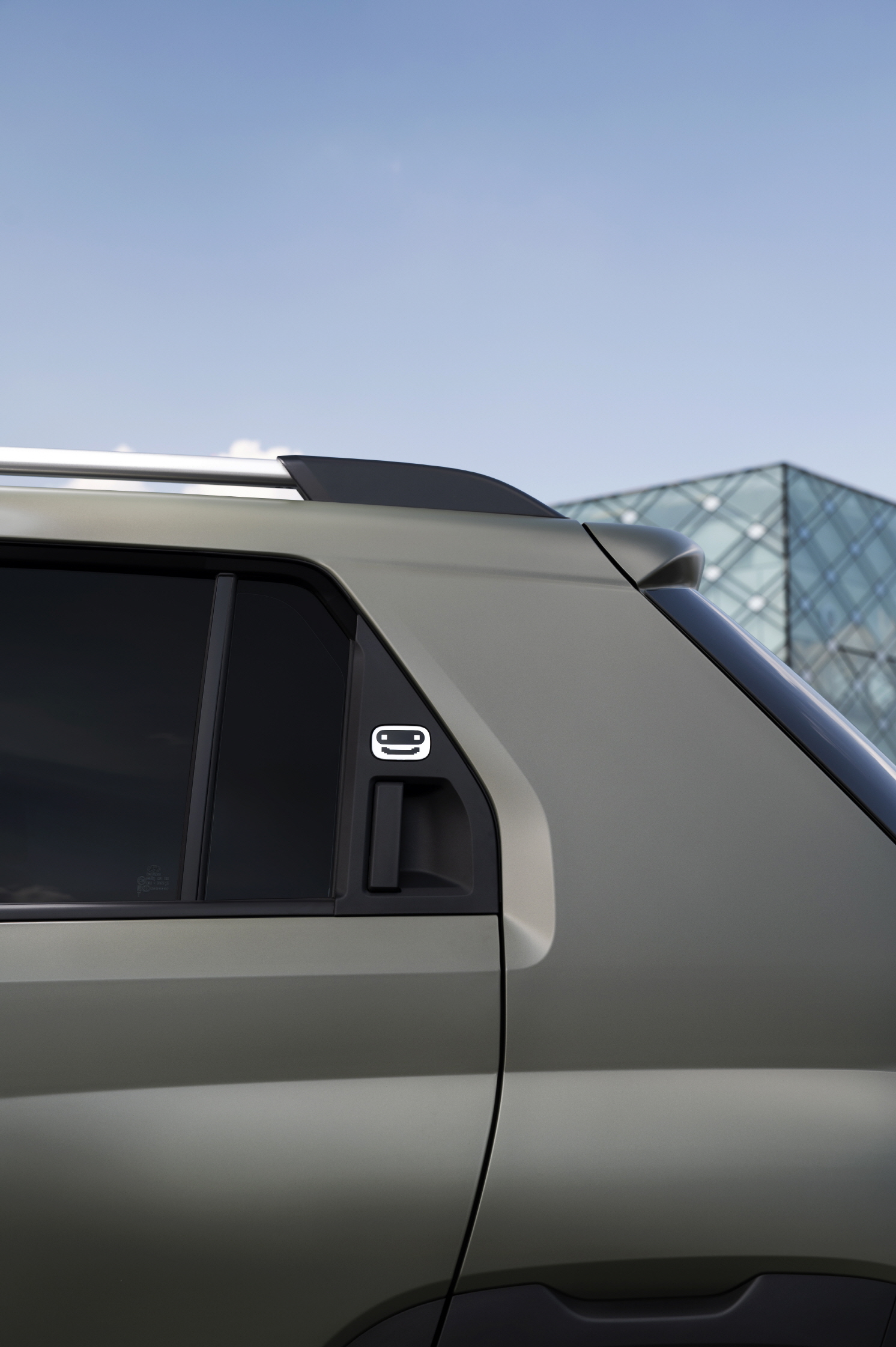 가을 햇살이 부드럽게 내리쬐는 요즘, 캐스퍼 일렉트릭과 함께 여유로운 드라이브를 즐겨보세요!_캐스퍼 뒷자석 측면