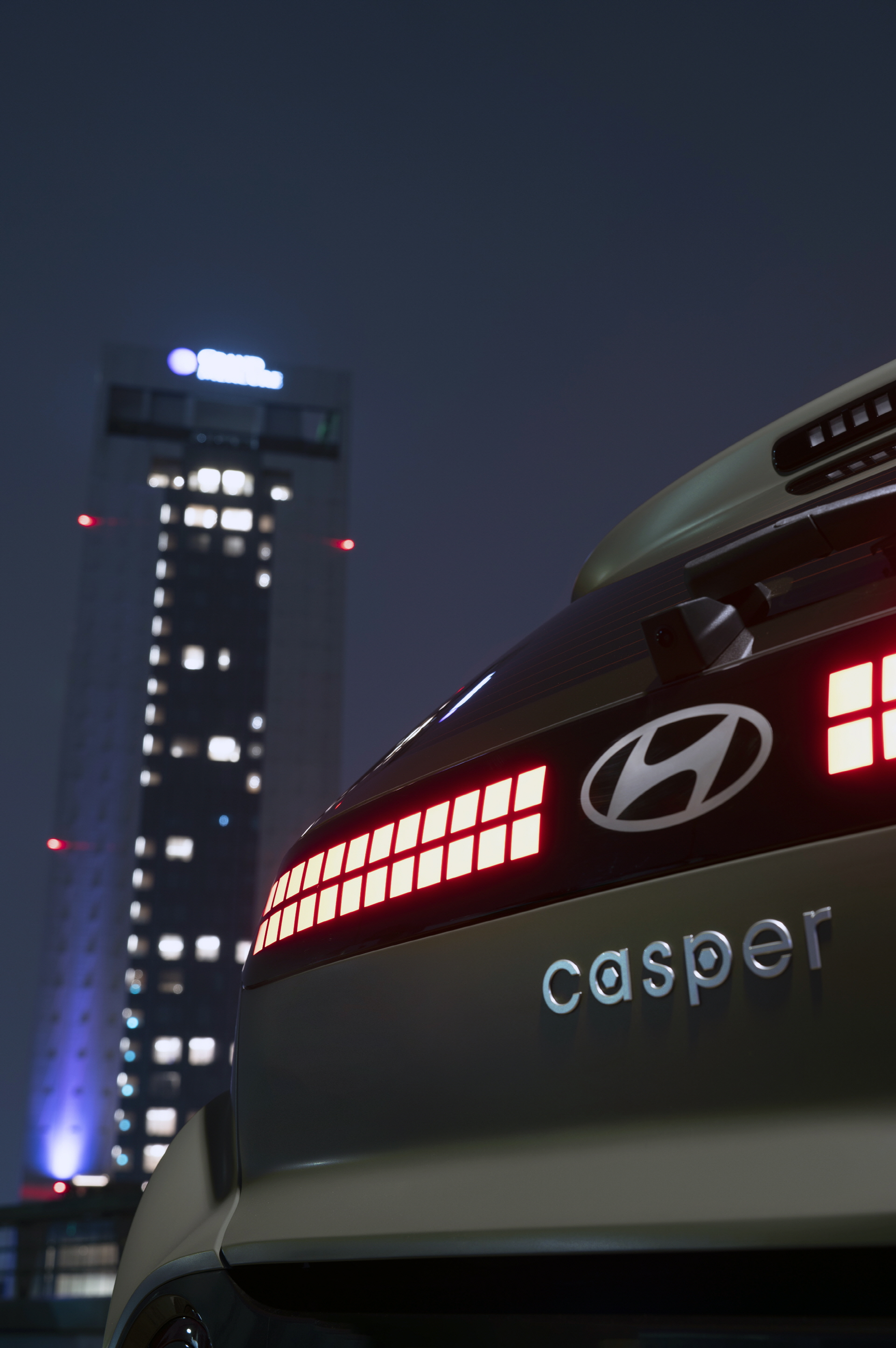 고요한 도시의 밤, 수많은 불빛 사이를 가르며 달리는 드라이브_캐스퍼 로고