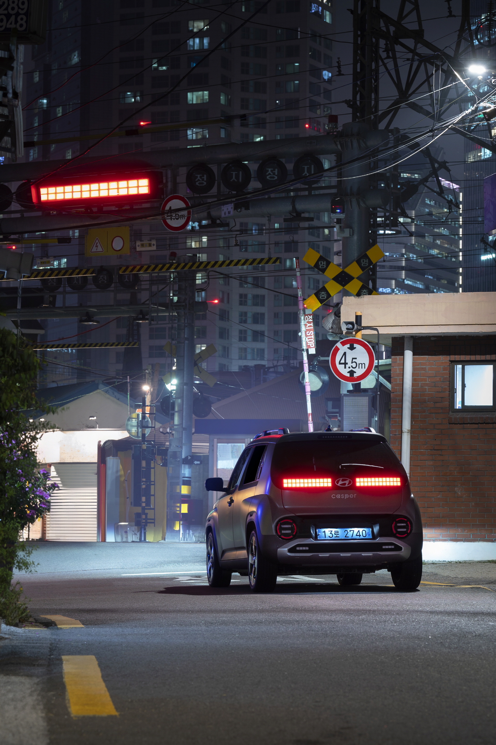 고요한 도시의 밤, 수많은 불빛 사이를 가르며 달리는 드라이브_캐스퍼 후면