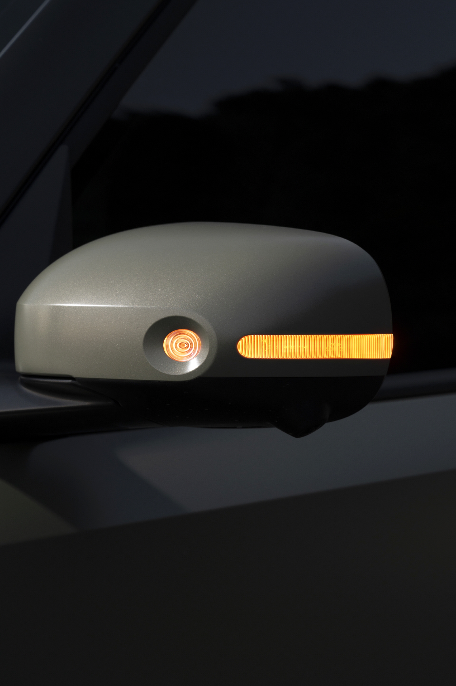 고요한 도시의 밤, 수많은 불빛 사이를 가르며 달리는 드라이브_캐스퍼 사이드미러