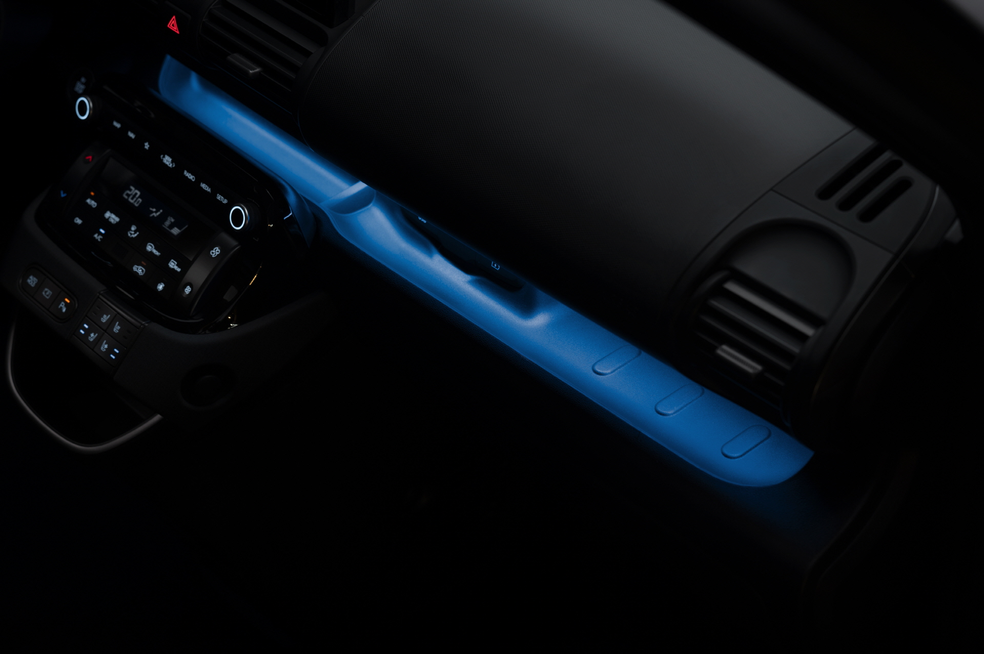 고요한 도시의 밤, 수많은 불빛 사이를 가르며 달리는 드라이브_캐스퍼 내부