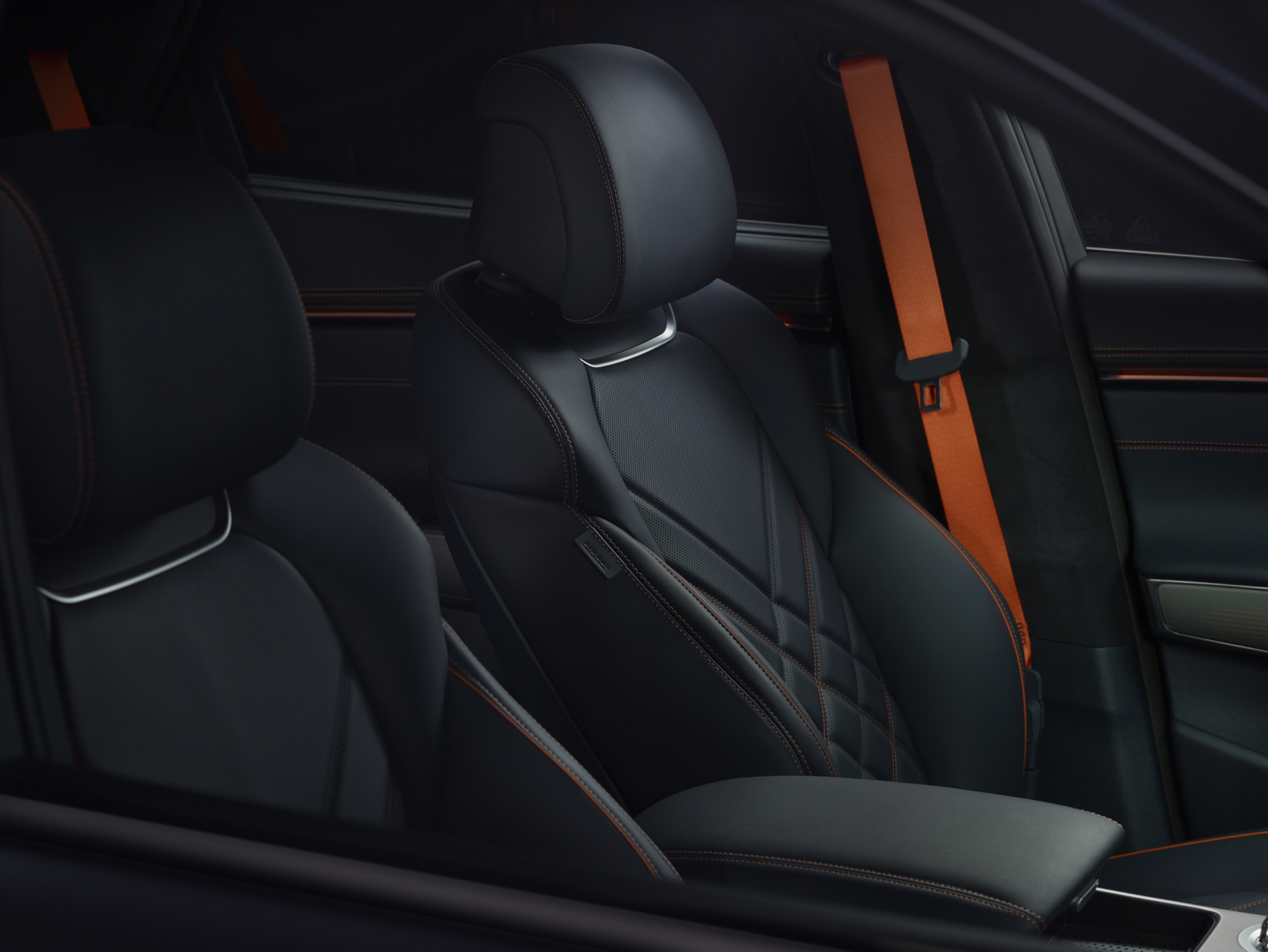 Sophistication and sporty silhouette. The urban luxury SUV #GV70Sport.