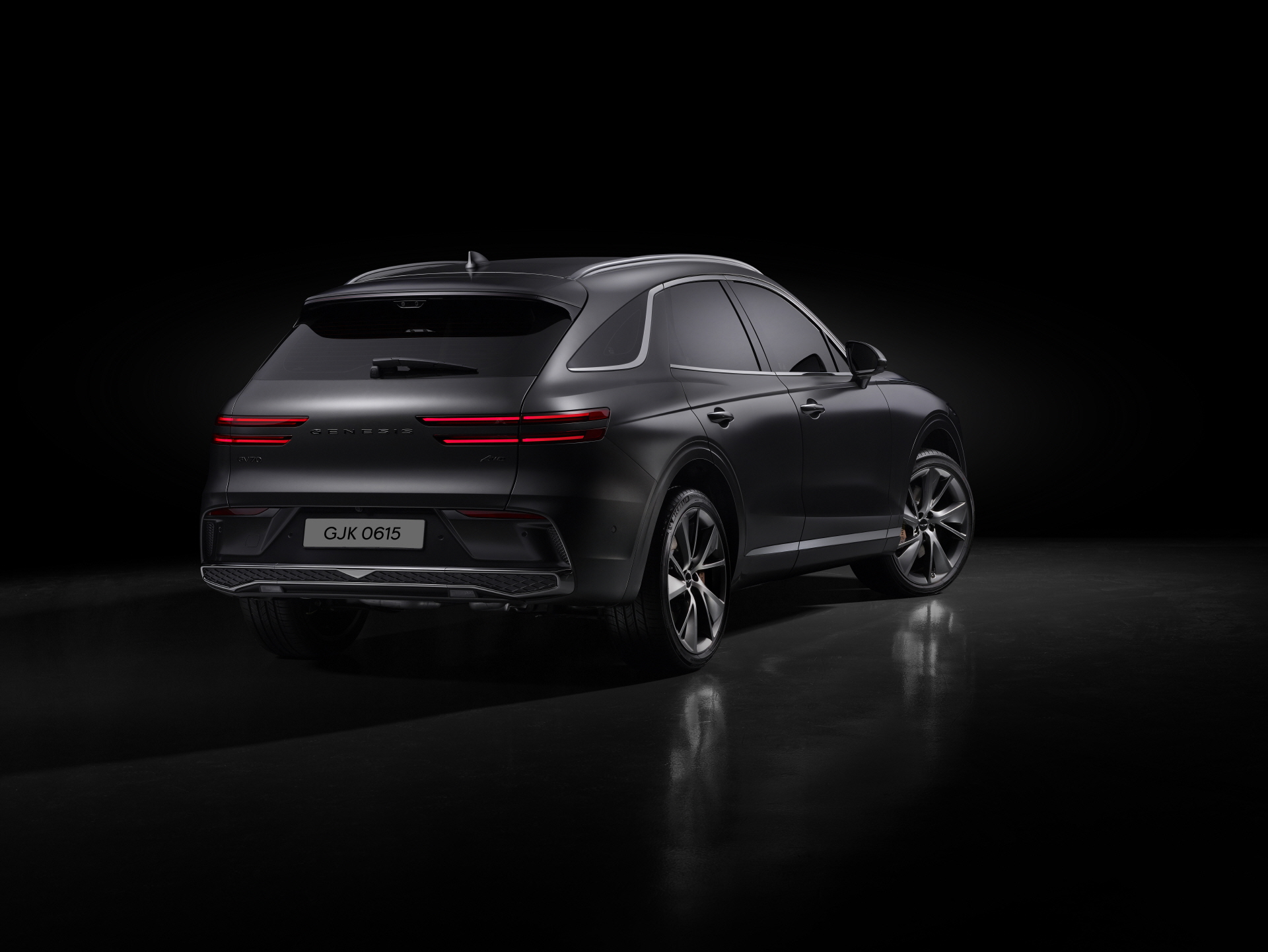 한층 우아해진 곡선과 다이내믹 감성의 완벽한 조화, GV70_후측면