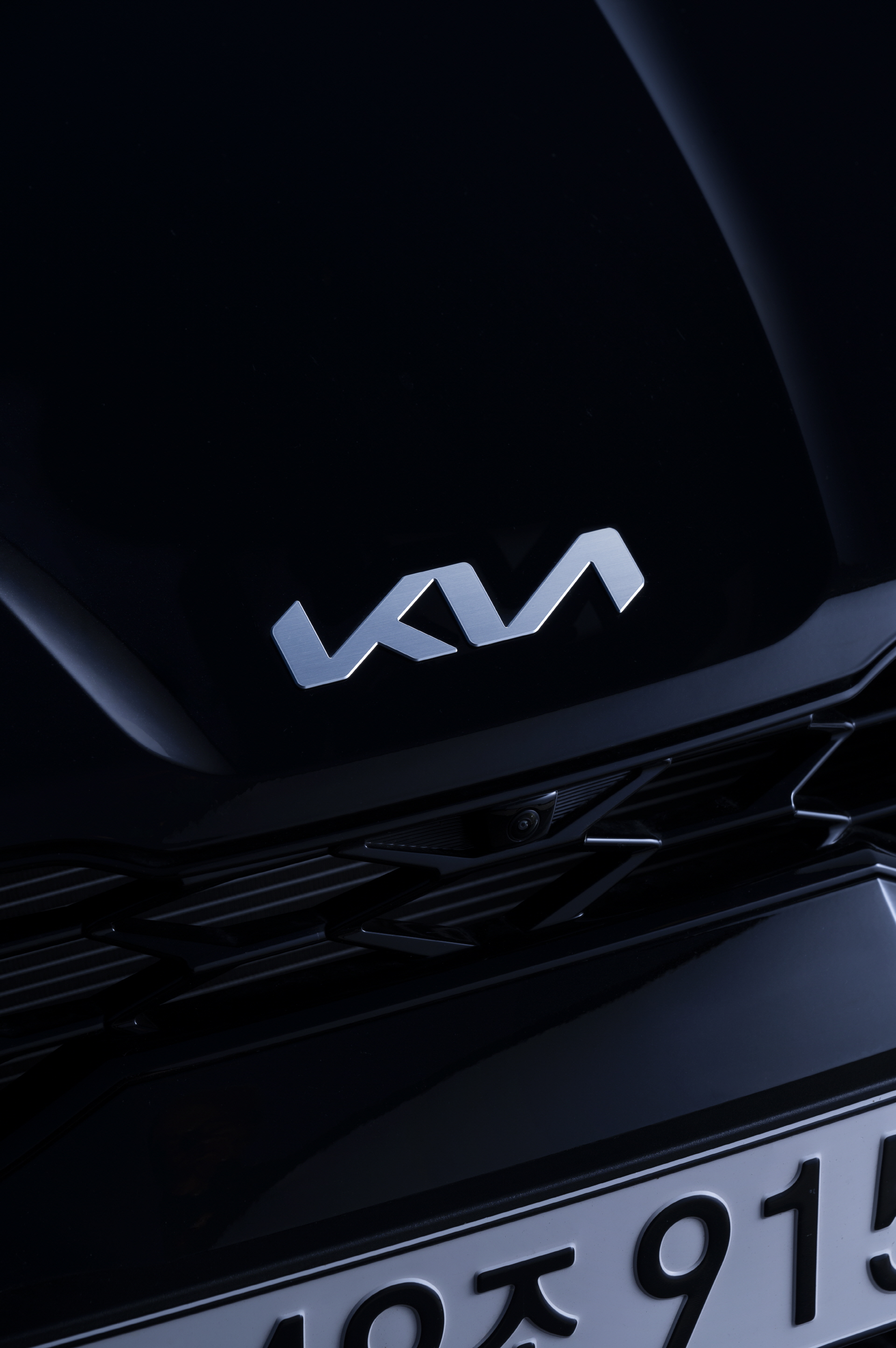 어둠이 깊어질수록 더욱 강렬해지는 실루엣_K5 엠블럼