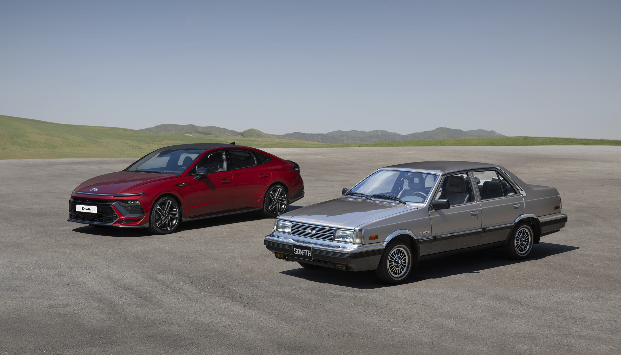 8세대 쏘나타와 1세대 쏘나타 전측면 모습