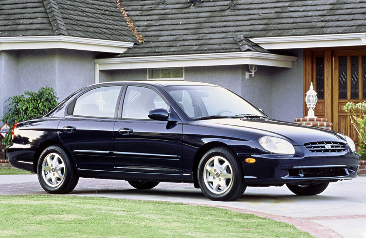 주택 앞마당에 정차한 4세대 쏘나타 수출 사양 전측면 모습