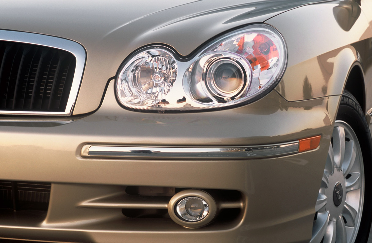 4세대 쏘나타 부분변경 모델의 헤드램프 클로즈업 모습