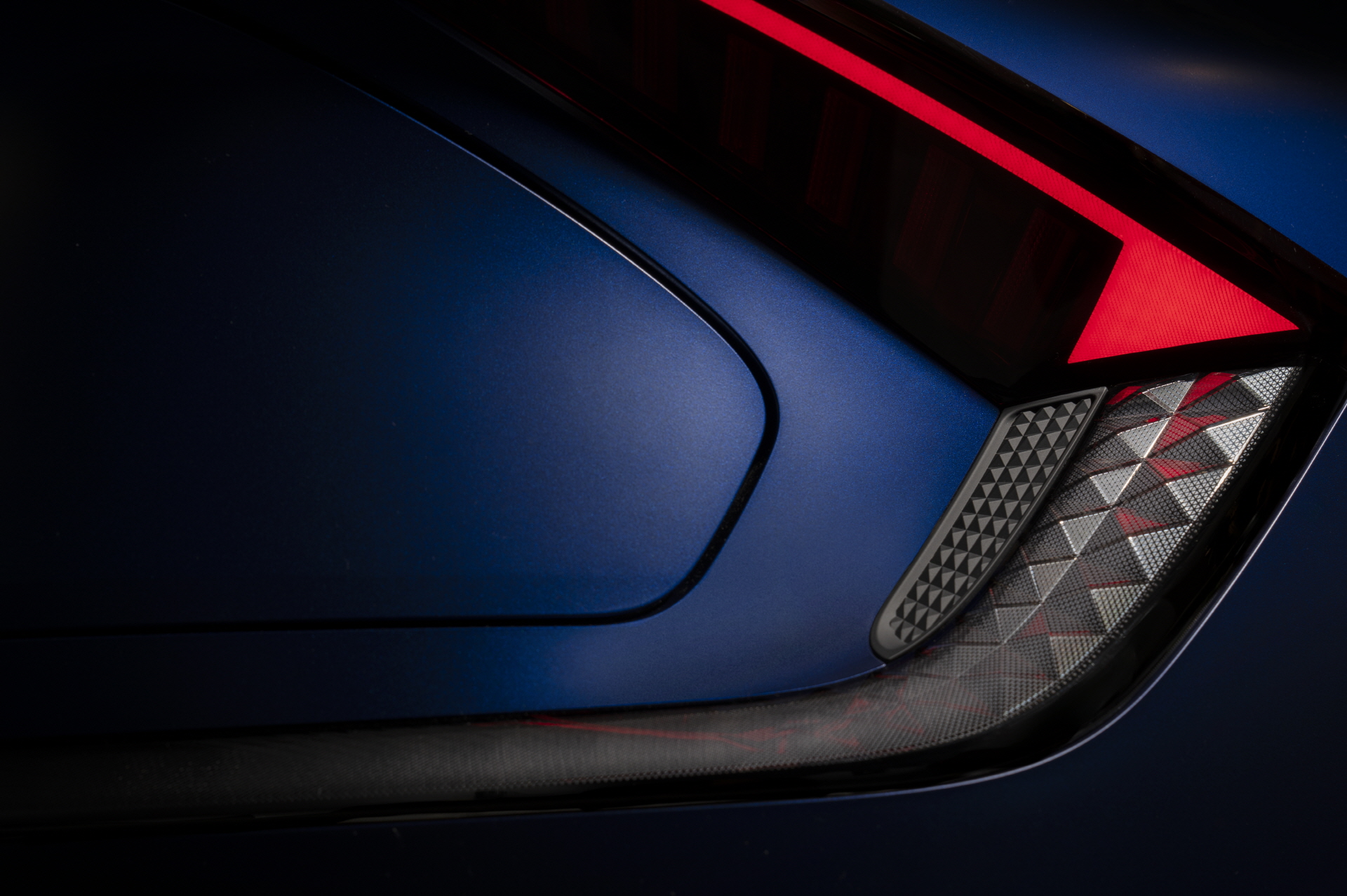 도시의 빛나는 밤, 반짝이는 불빛을 따라 달리는 드라이빙