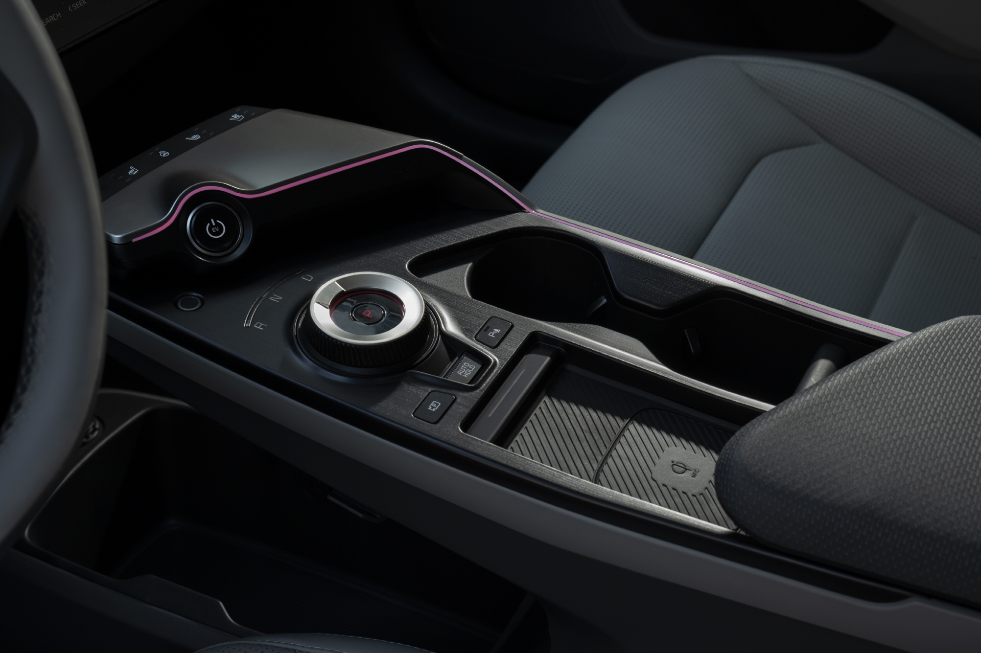 도시의 빛나는 밤, 반짝이는 불빛을 따라 달리는 드라이빙