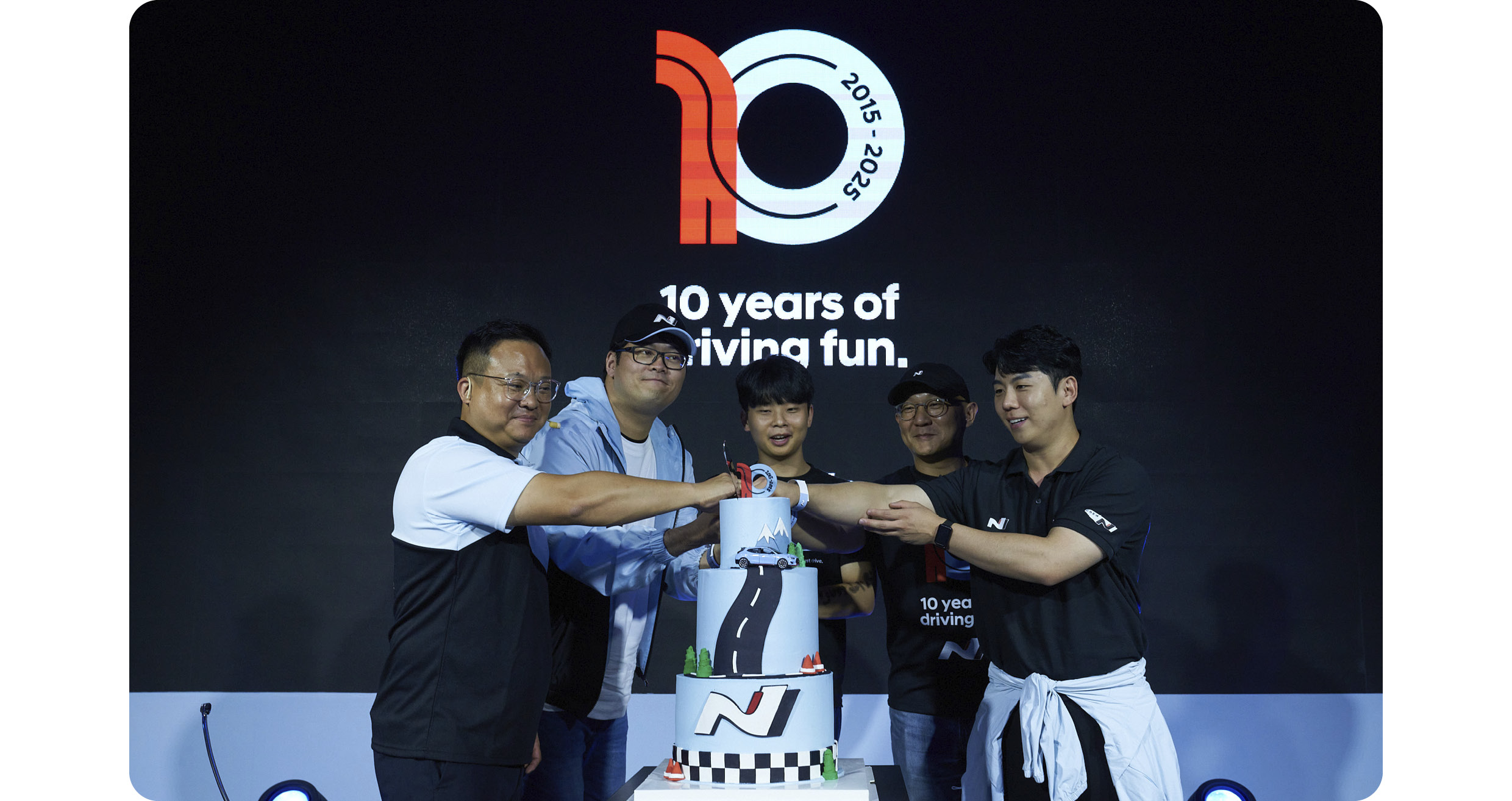 현대 N의 10주년을 축하하는 모습