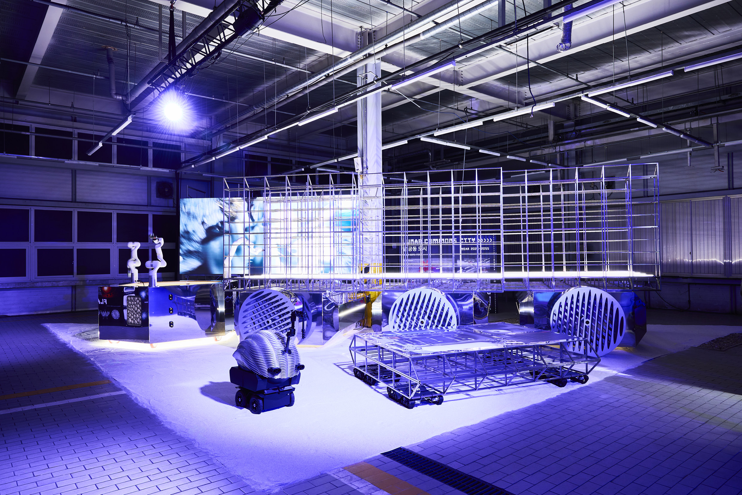 달, 공동의 도시 전시물