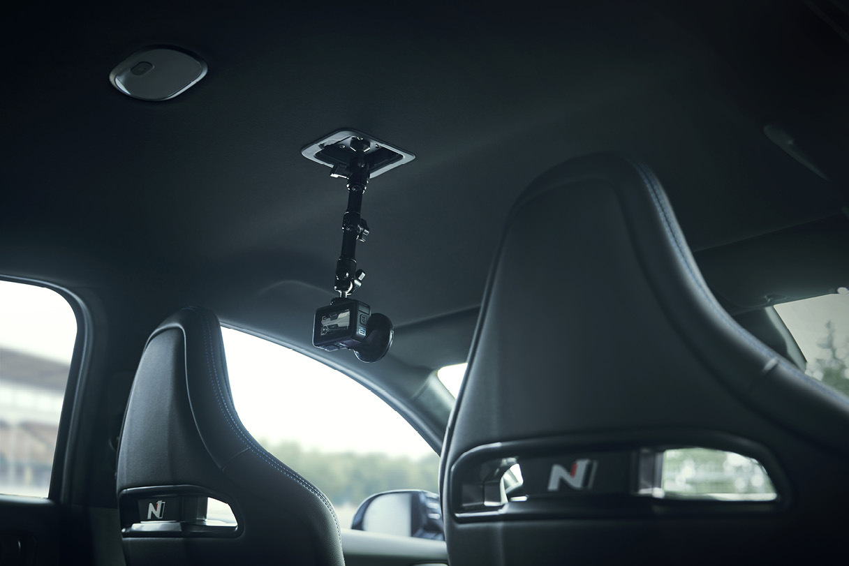 아이오닉 6 N의 실내 대시캠 장착 모습