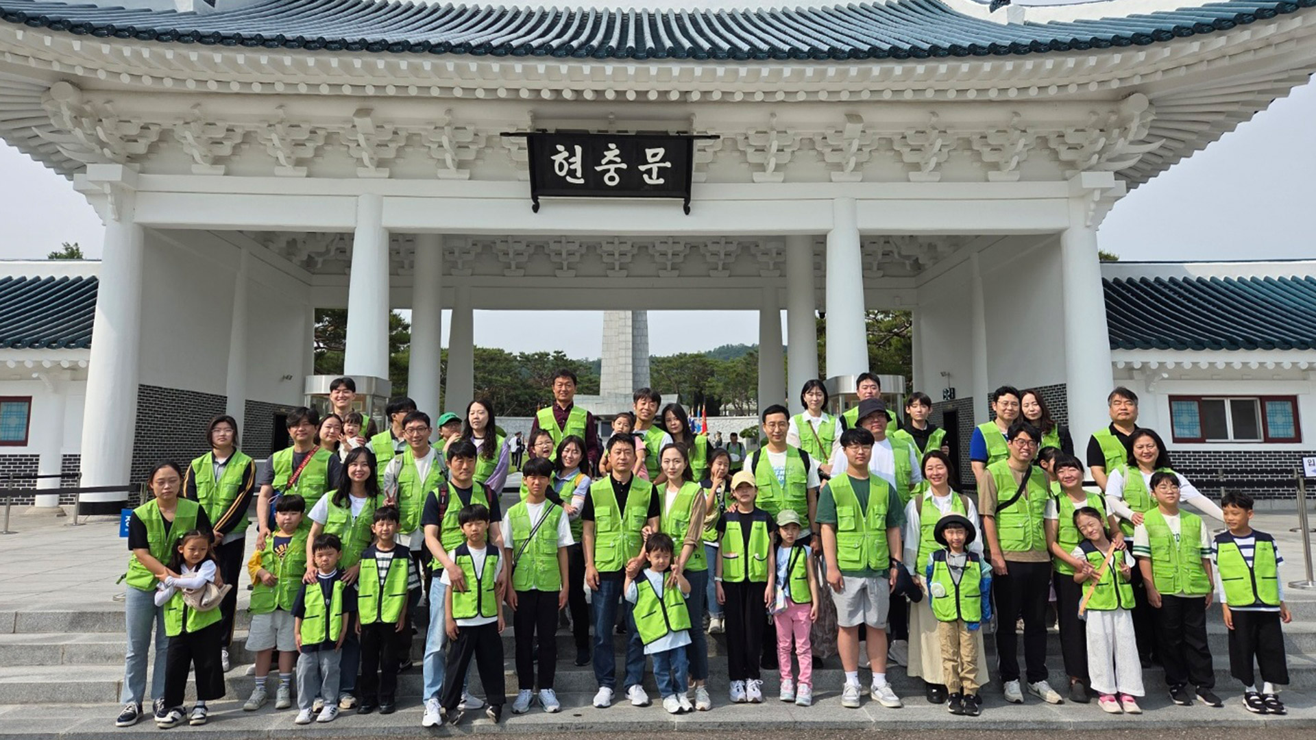 현대엔지니어링, 광복 80주년 맞아 현충원에서 묘역 정화 봉사활동