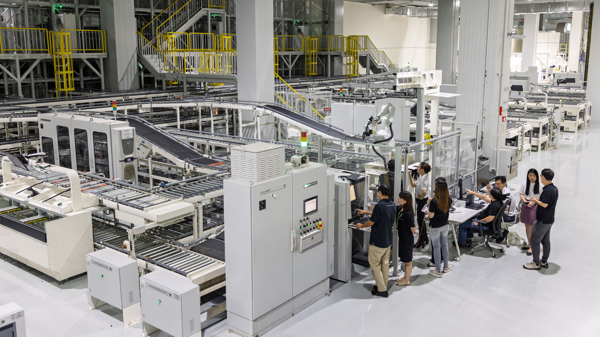 ‘현대자동차그룹-NTU-A*STAR 기업 연구소(Hyundai-NTU-A*STAR Corporate Lab)’ 연구원들이 HMGICS에서 연구하는 모습