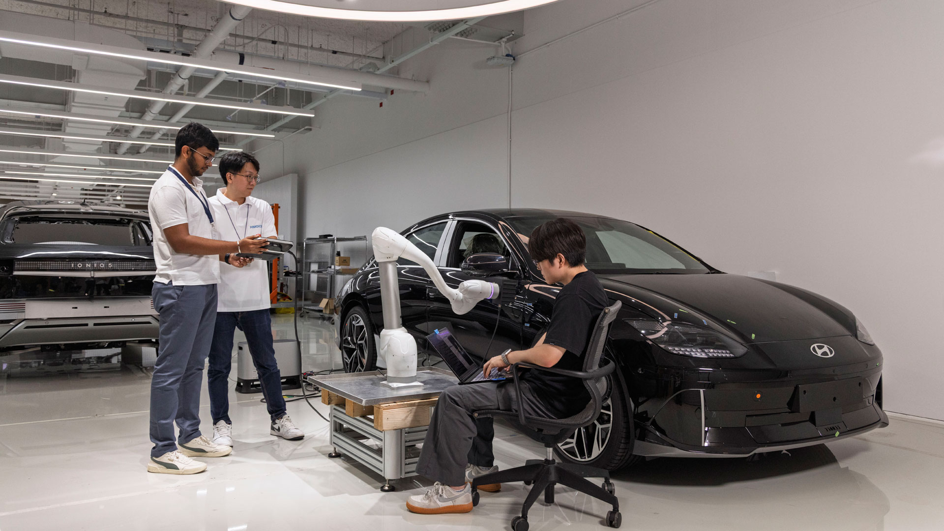 ‘현대자동차그룹-NTU-A*STAR 기업 연구소(Hyundai-NTU-A*STAR Corporate Lab)’ 연구원들이 HMGICS에서 연구하는 모습