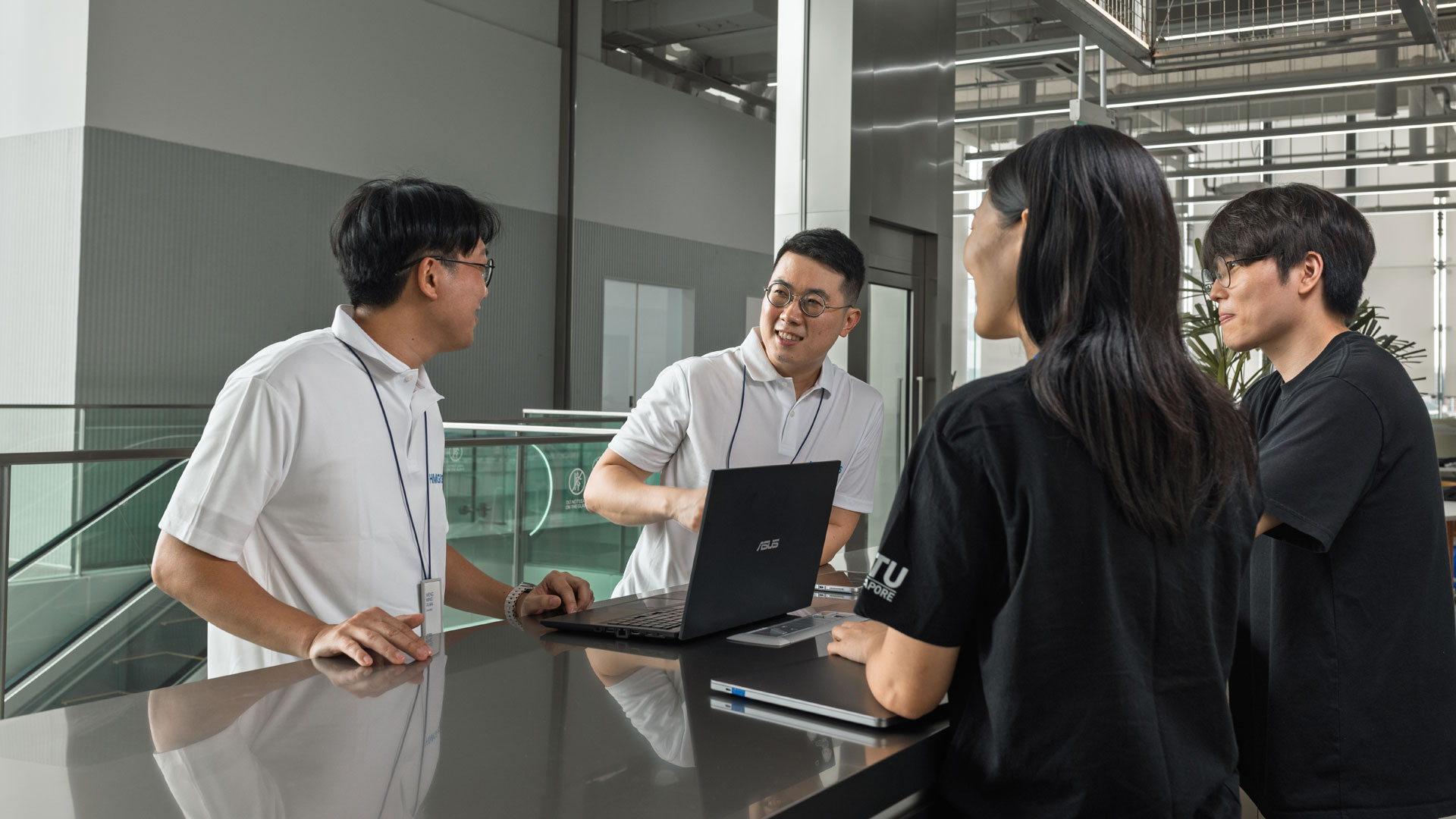 ‘현대자동차그룹-NTU-A*STAR 기업 연구소(Hyundai-NTU-A*STAR Corporate Lab)’에서 연구원들이 회의하는 모습