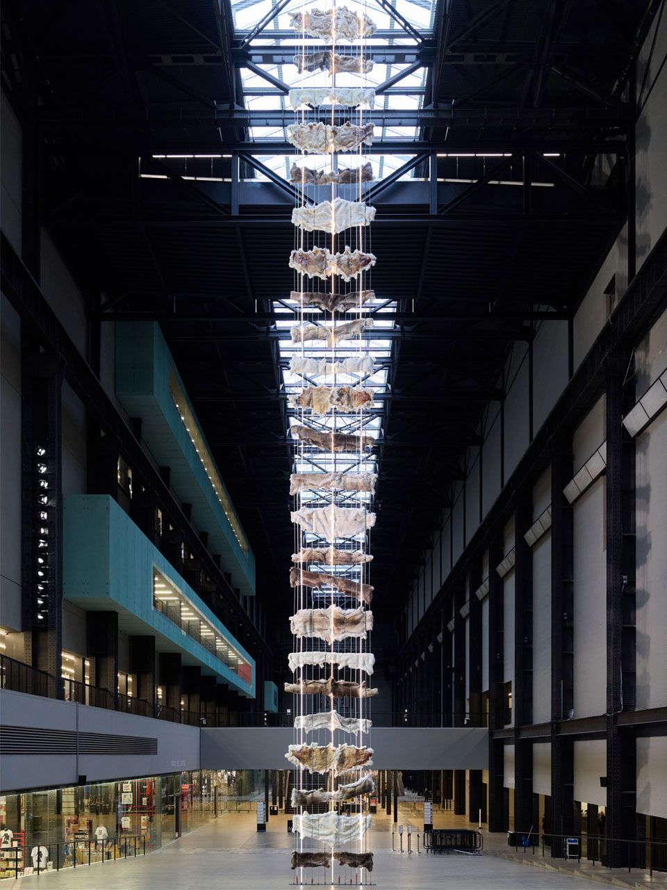 《현대 커미션: 마렛 안네 사라: Goavve-Geabbil》 전시 전경 출처: Photo © Tate (Ben Fisher)