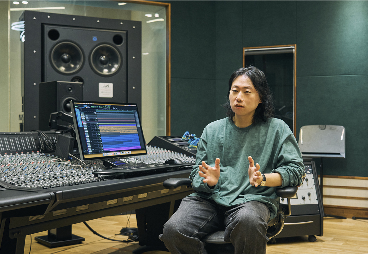 기아 브랜드 사운드 디자인에 대해 설명하는 연구원의 모습