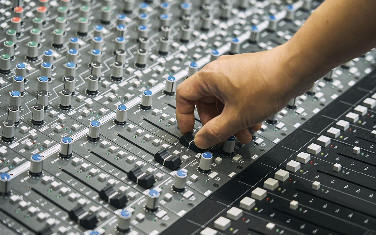 믹서를 이용해 사운드 튜닝을 진행하는 모습