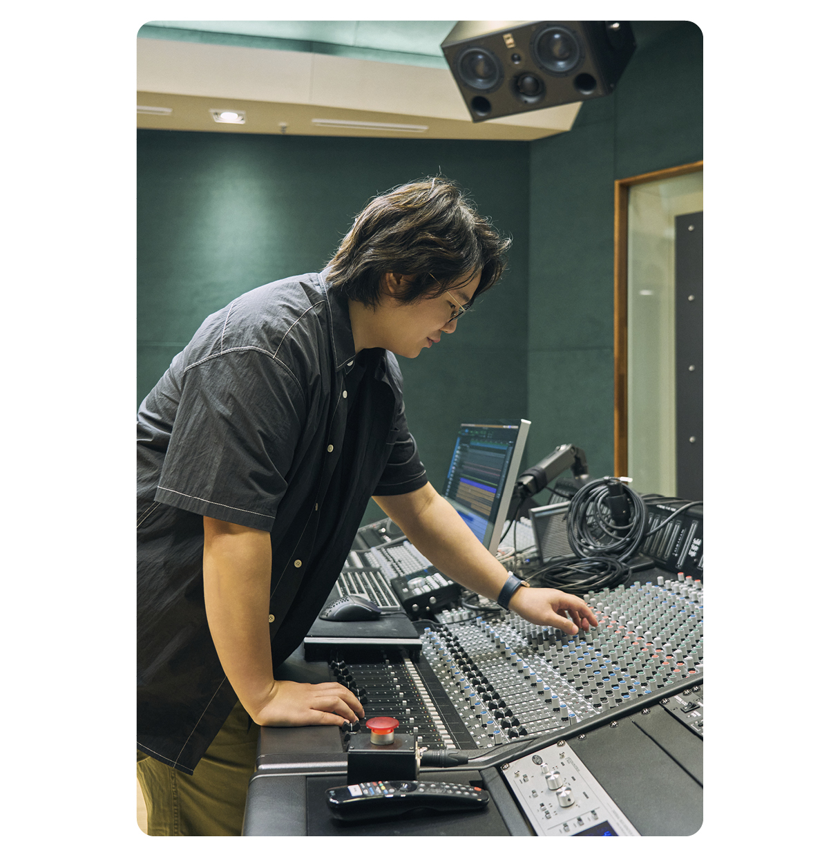 믹서를 이용해 사운드 튜닝을 진행하는 모습