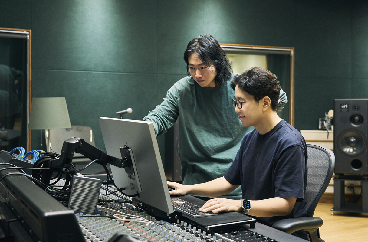 사운드 튜닝을 진행하는 연구원들의 모습