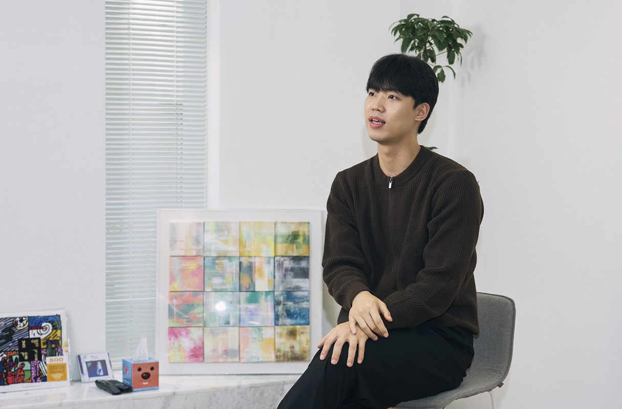 e-ASD에 대해 설명하는 연구원의 모습