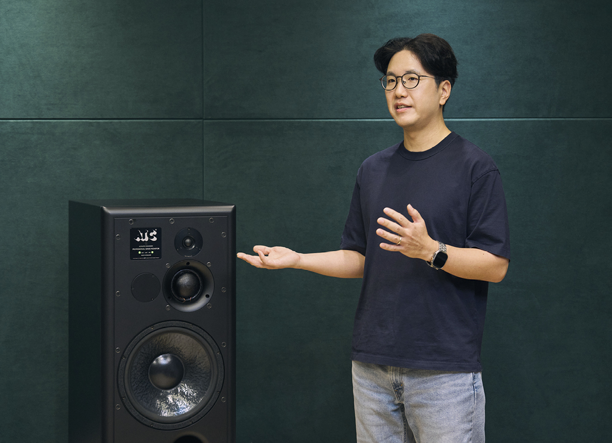 사운드 디자인에 대해 설명하는 연구원의 모습