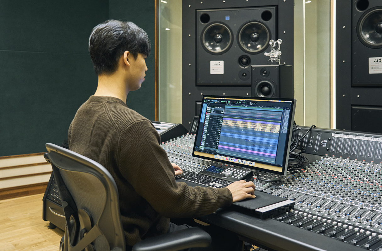 사운드 튜닝을 진행하는 연구원의 모습