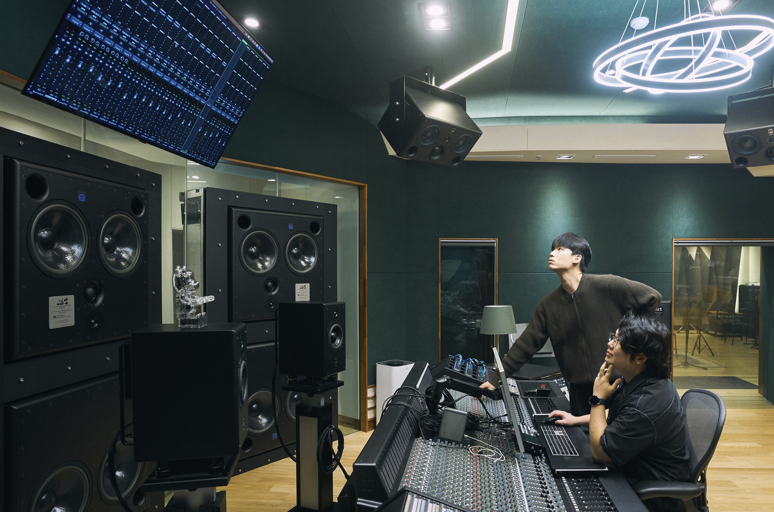 사운드 디자인을 만드는 스튜디오의 전경