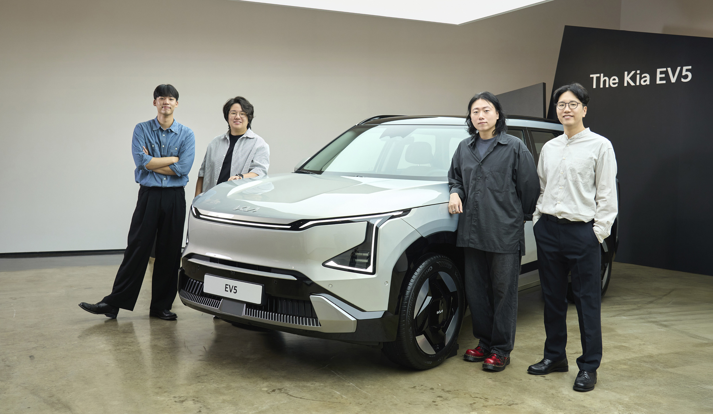 EV5와 함께 서 있는 연구원의 모습