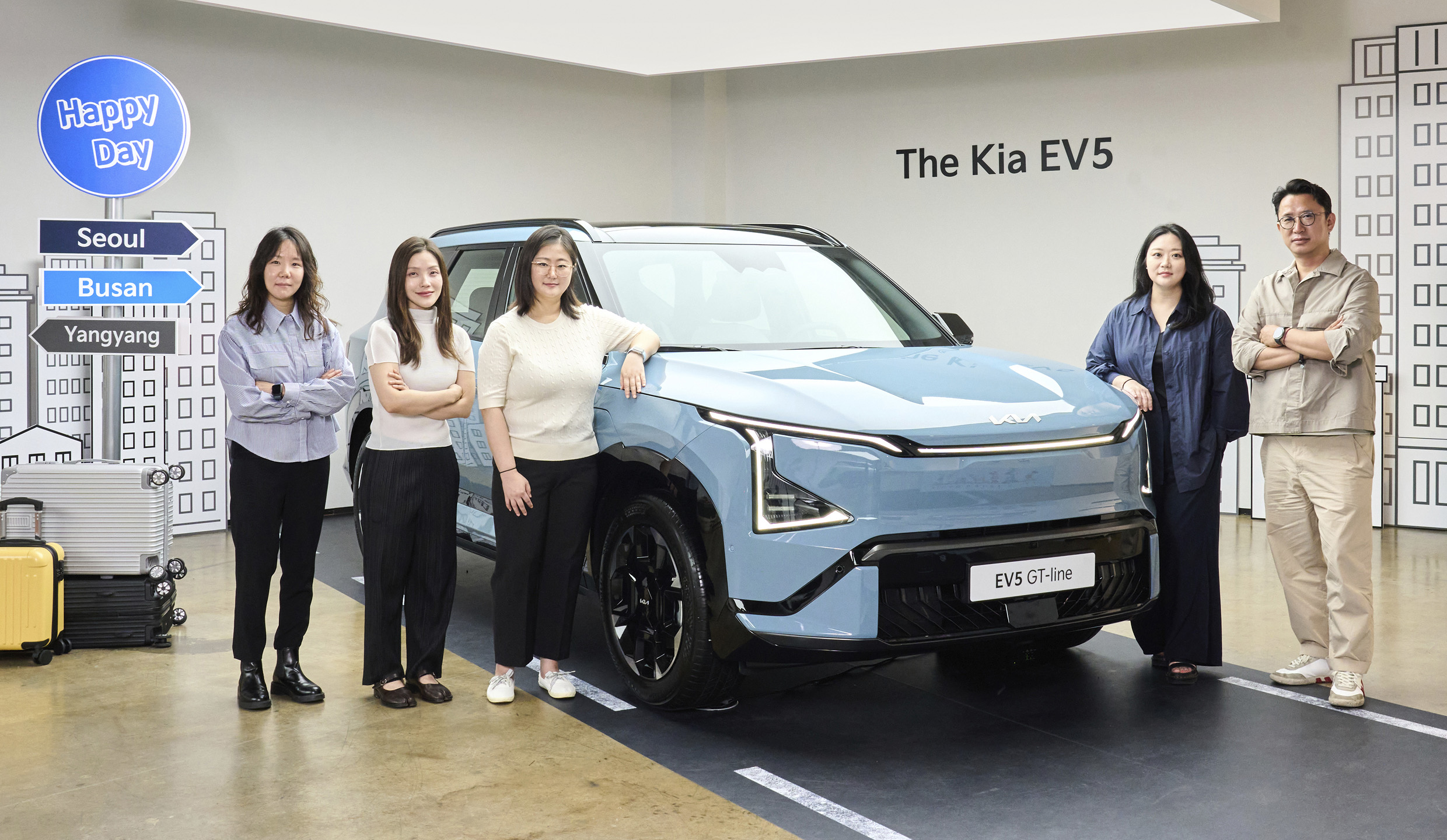 기아 EV5 디스플레이를 개발한 연구원들의 모습