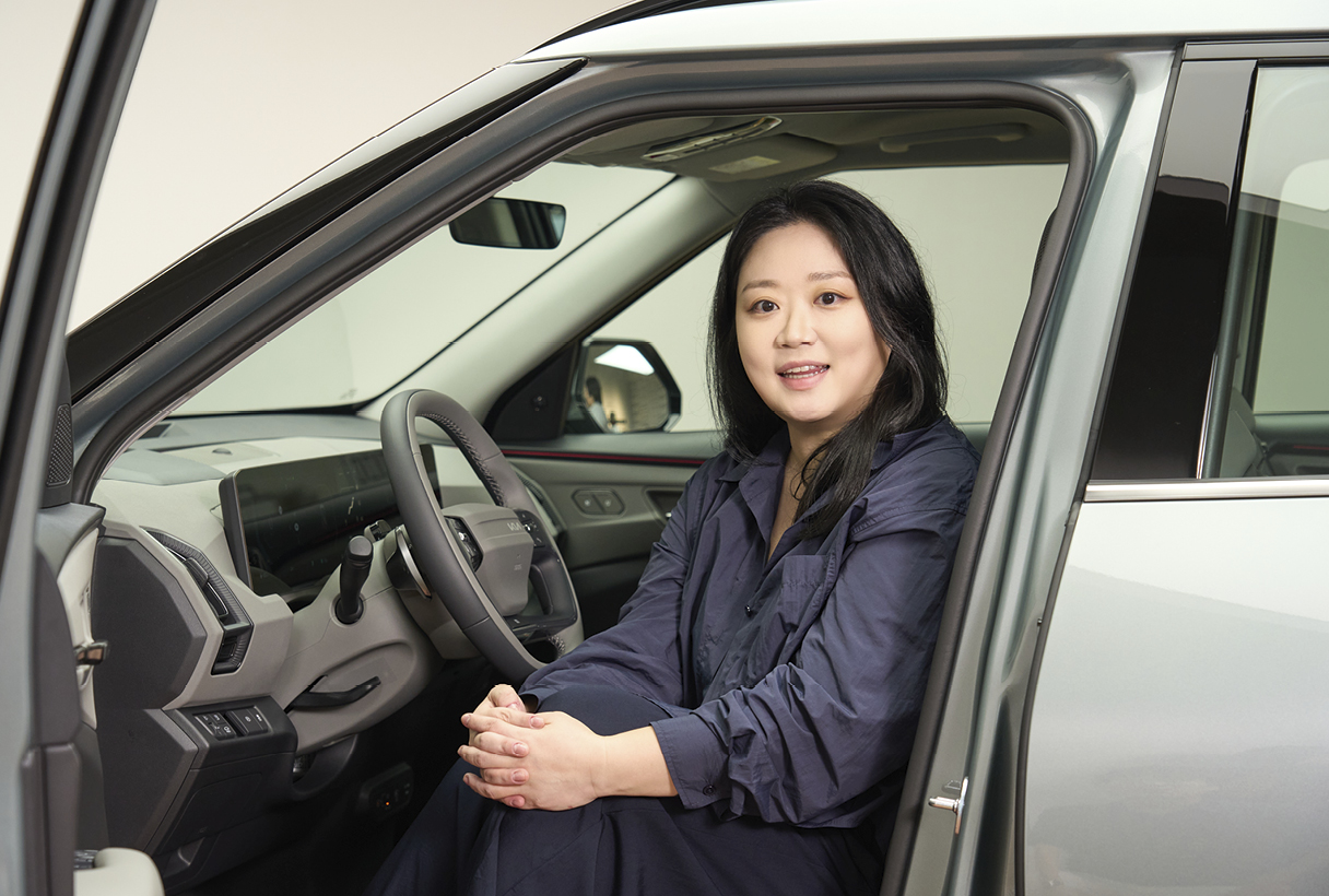 3D GUI에 대해 설명하는 연구원의 모습