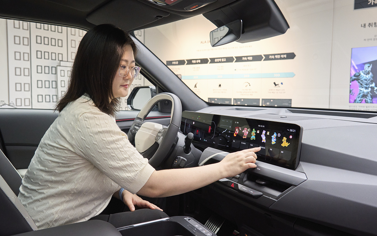 디스플레이 테마에 대해 설명하는 기획 담당자의 모습