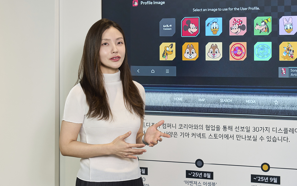 디스플레이 테마에 대해 설명하는 연구원의 모습