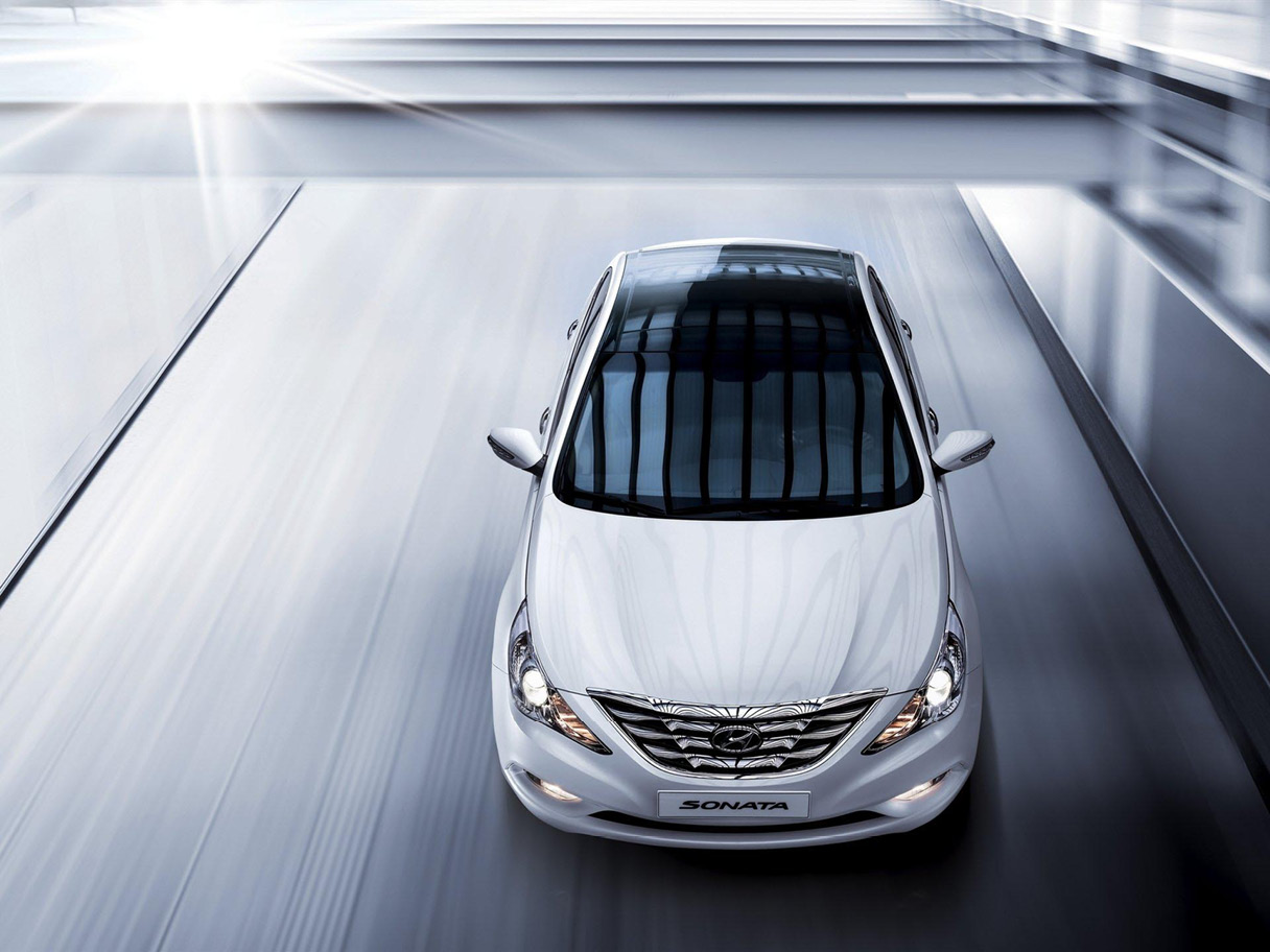 6세대 쏘나타의 정면 주행 모습