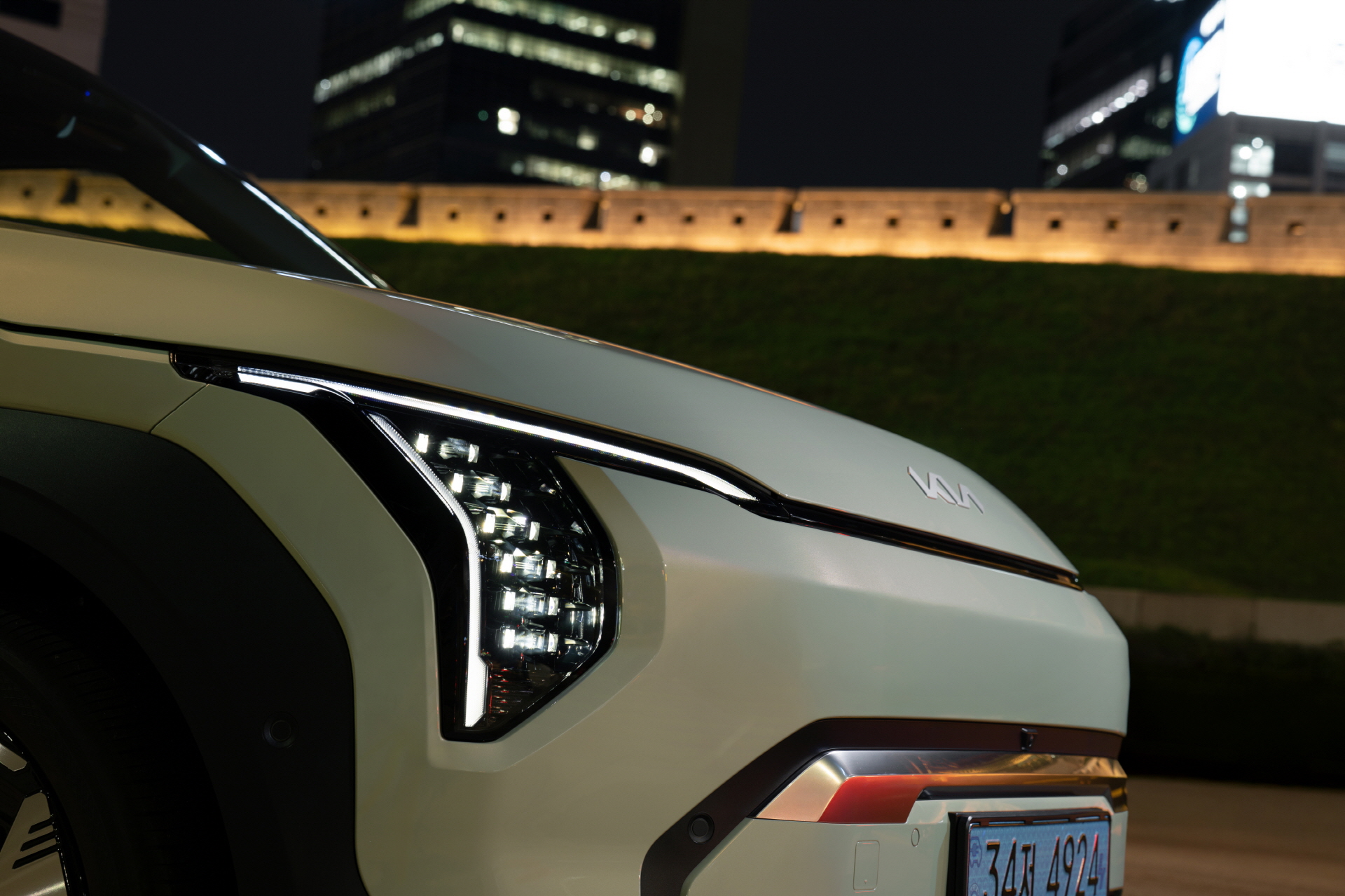 In the heart of the city, where moments slow and sounds fade, the Kia EV3 finds its quiet balance.