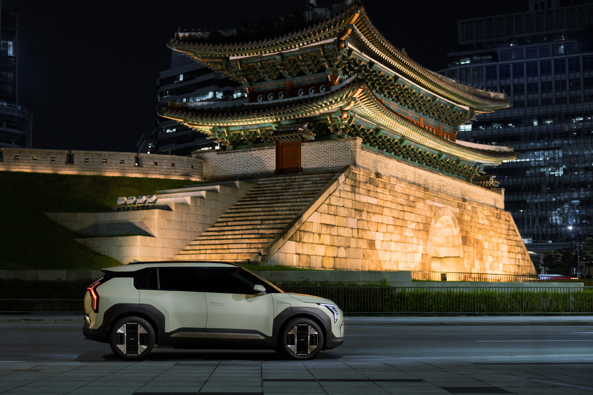 In the heart of the city, where moments slow and sounds fade, the Kia EV3 finds its quiet balance.