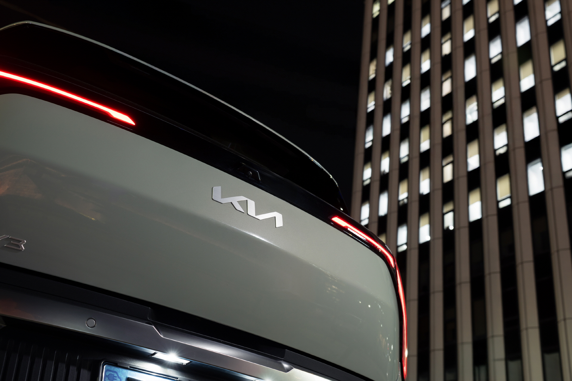 In the heart of the city, where moments slow and sounds fade, the Kia EV3 finds its quiet balance.